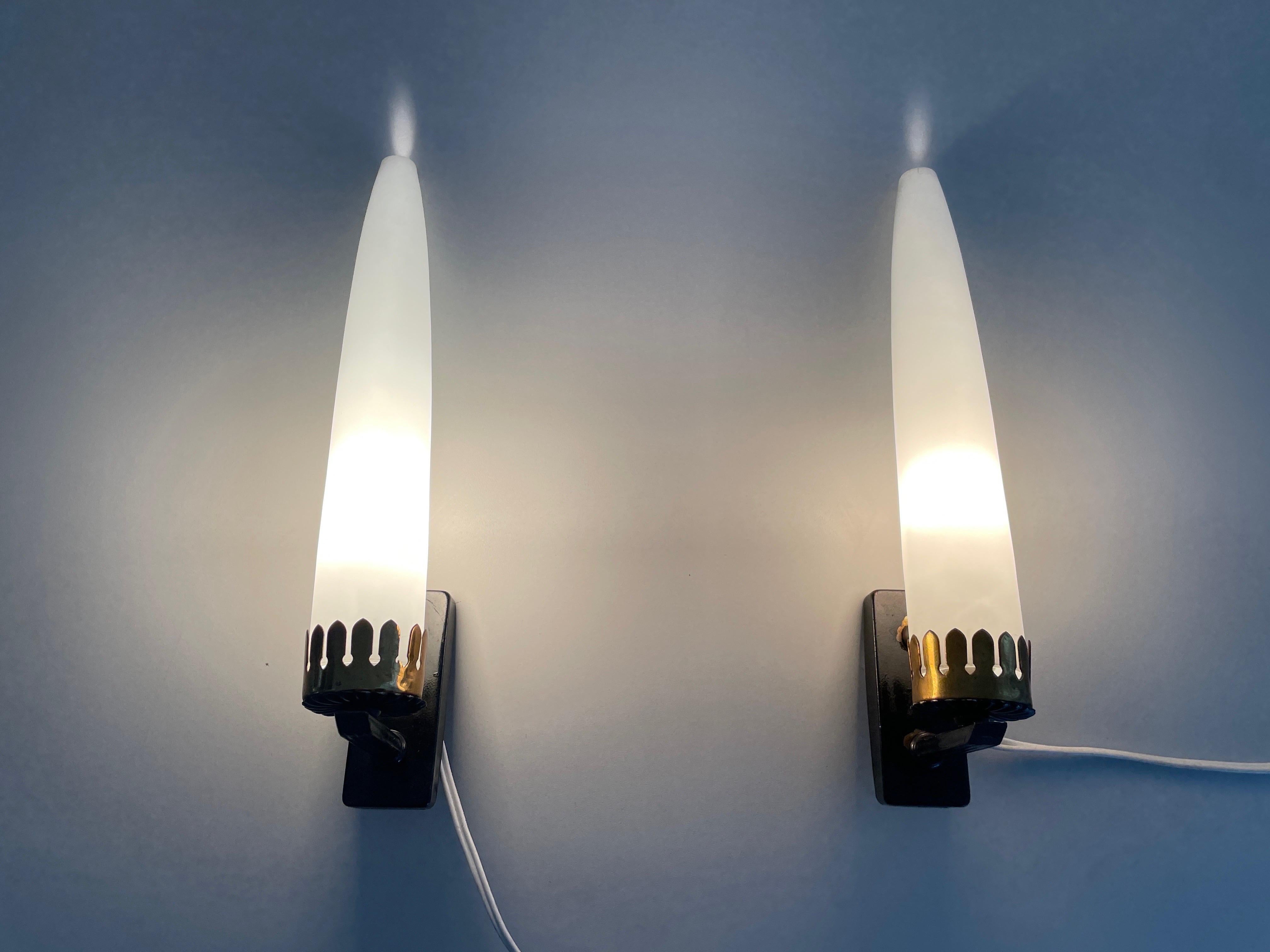 Mid Century Modern Long White Glass Tubes Pair of Sconces, 1960s, Italy For Sale 7