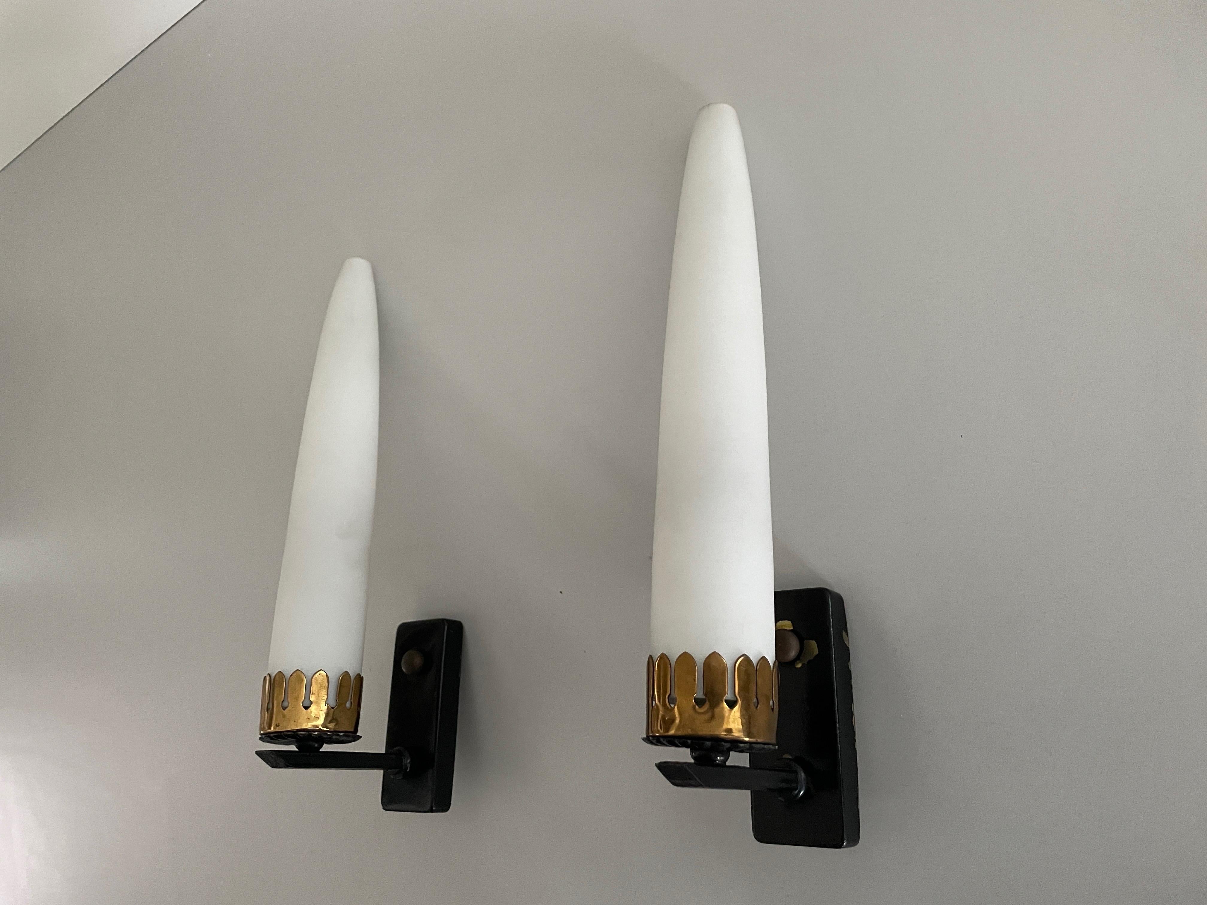 Mid Century Modern Long White Glass Tubes Pair of Sconces, 1960s, Italy In Excellent Condition For Sale In Hagenbach, DE