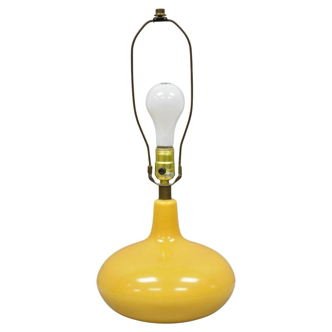 Moderna de mediados de siglo Lotte and Gunnar Bostlund Lámpara de sobremesa de cerámica amarilla mostaza