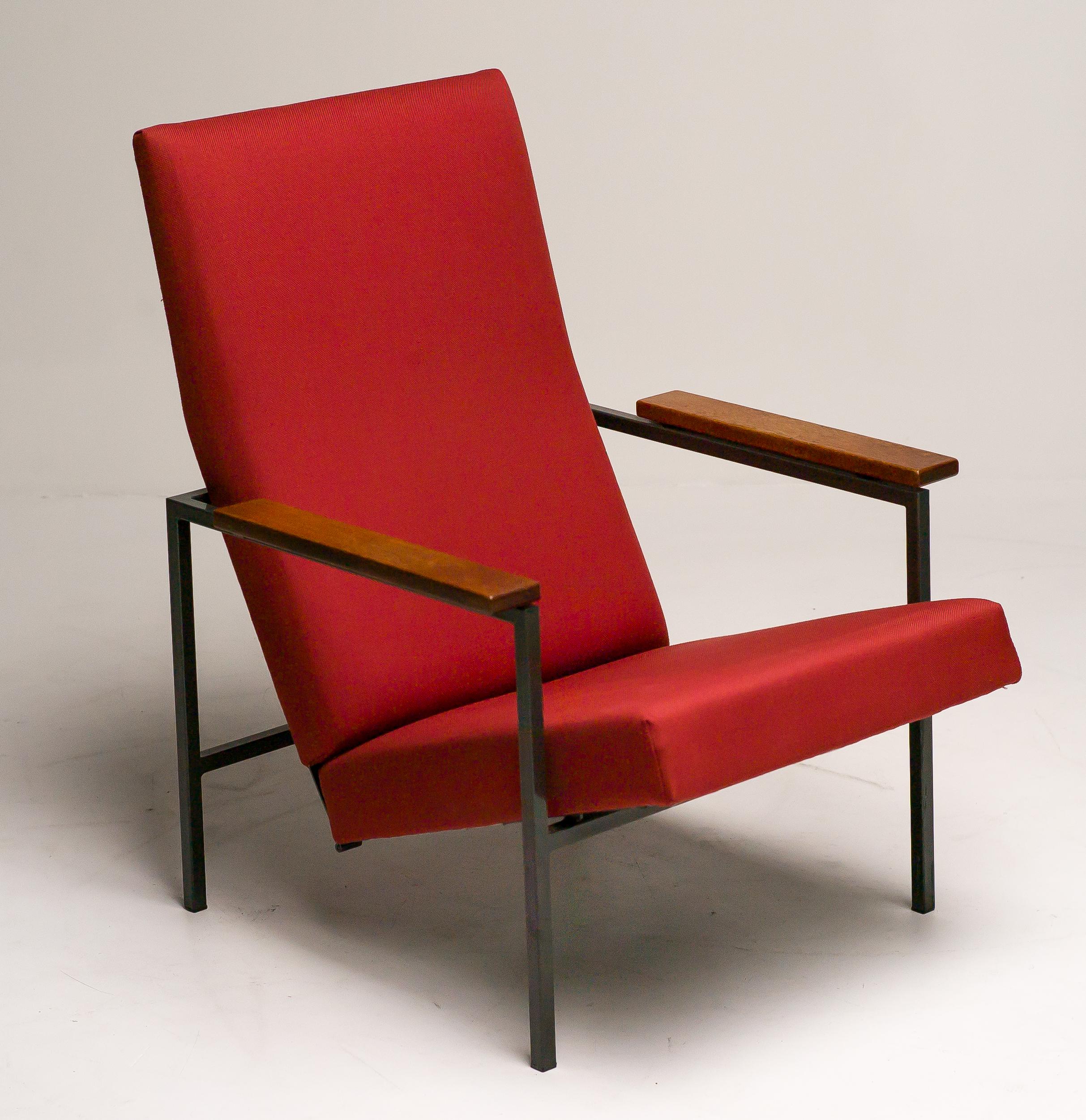 Reclinable Lotus lounge chair designed by Rob Parry for Gelderland.
Rob Parry (The Hague, 1925-2023) was educated at the Royal Academy of Art in The Hague. 
His most important teachers were Cor Alons, Paul Schuitema and Gerrit Rietveld at whose desk