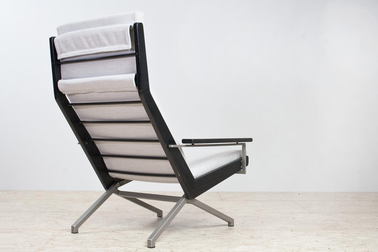 Mid-Century Modern Dutch Lotus lounge chair by Rob Parry, 1960s the Netherlands for Gelderland De Ster. Elegant, high back and Scandinavian style armchair, seating placed on a grey lacquered pyramide foot. The cushion is completely new and