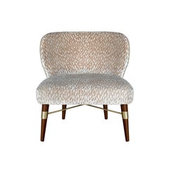 Sillón moderno de mediados de siglo Louis de terciopelo bordado Fabricado en Portugal por Ottiu