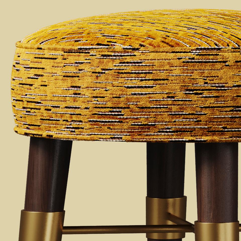 Sgabello Louis di metà secolo in legno di noce e lino Made in Portugal di Ottiu in vendita 1
