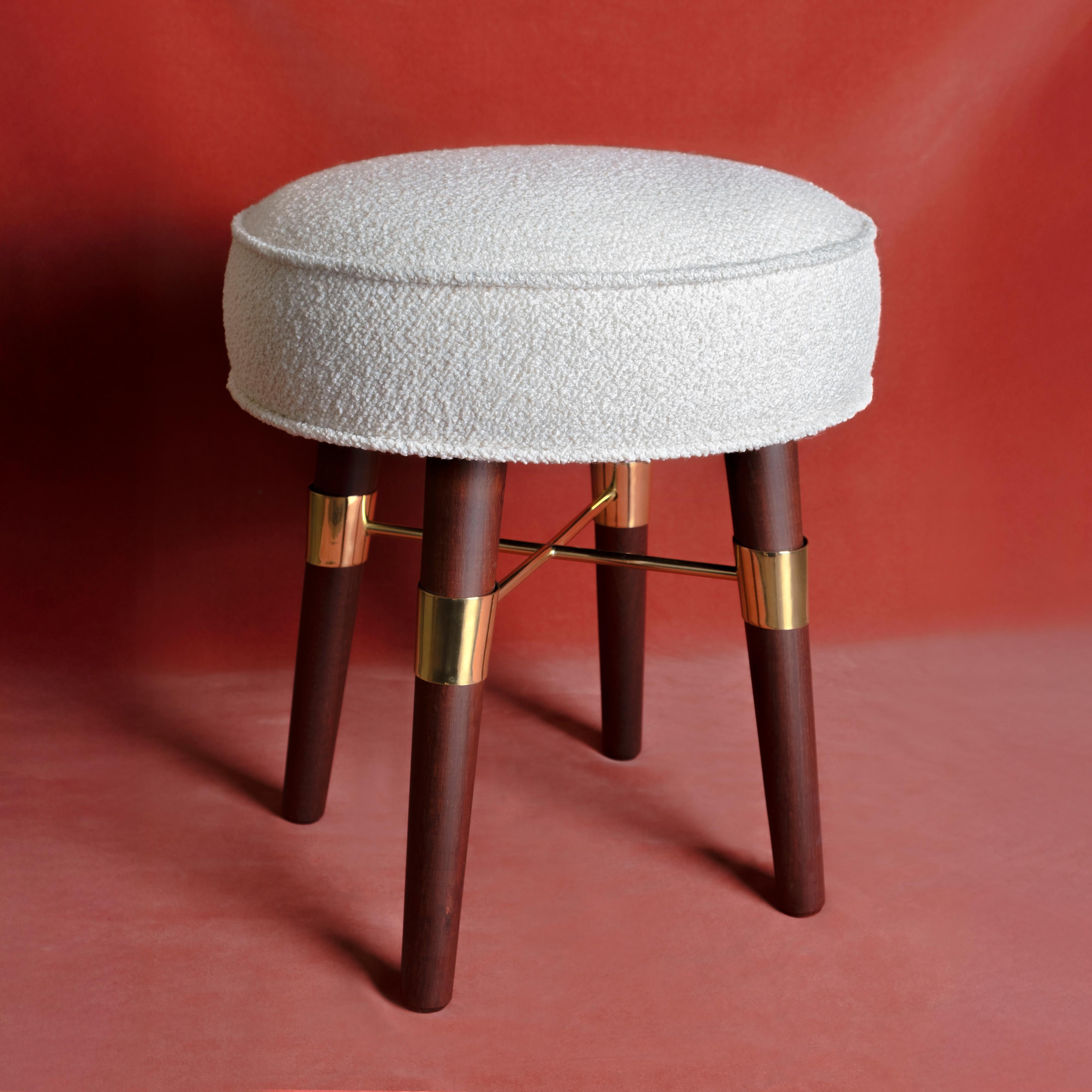 Taburete moderno de mediados de siglo Louis Patas de madera Made in Portugal by Ottiu en venta 4