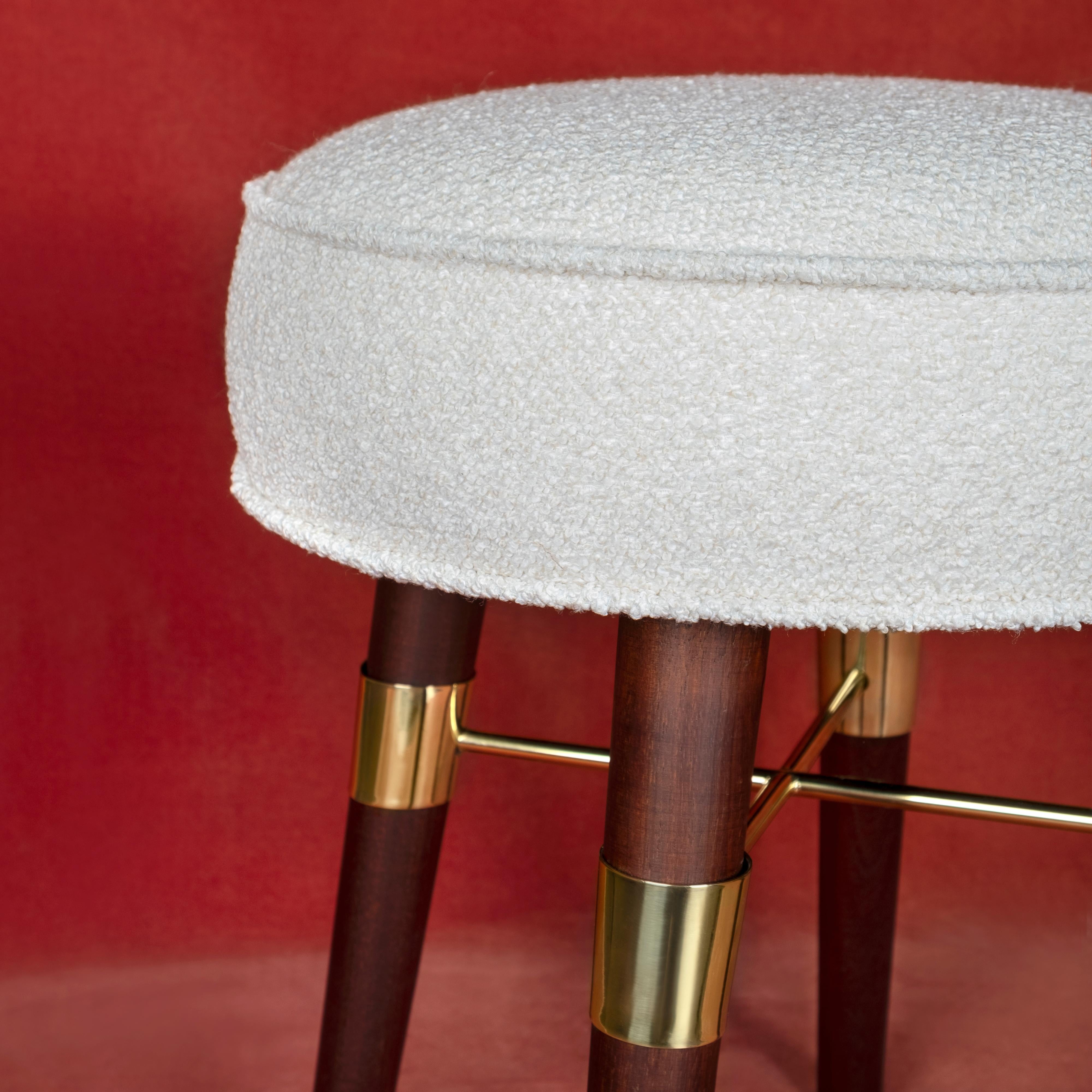 Taburete moderno de mediados de siglo Louis Patas de madera Made in Portugal by Ottiu en venta 5