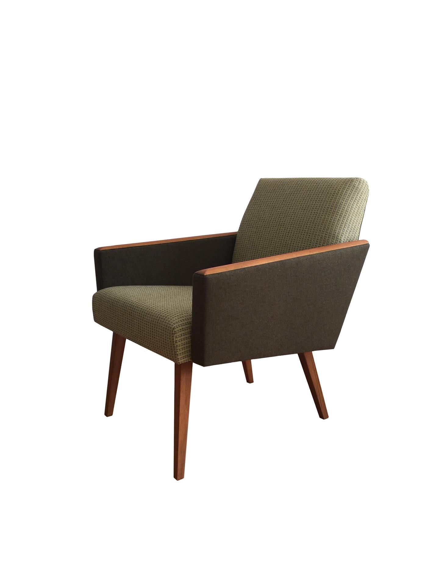 This lounge chair with a modernist silhouette was designed in the 1970s. It projects a distinctive appeal brought by a singular combination of fabrics, arranged in an exquisite dual-texture/dual-tone pattern, and armrests and legs made of solid
