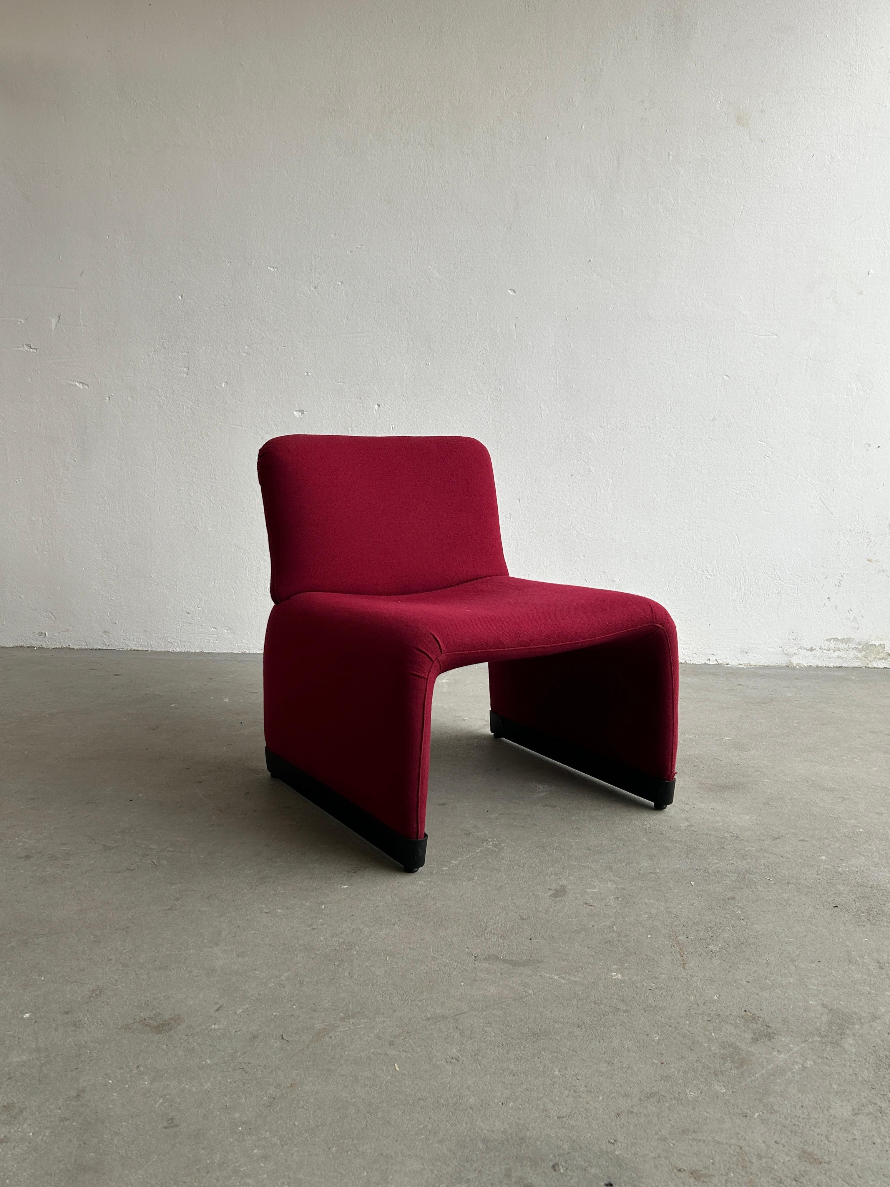 An eye-catching 1970s Italian vintage lounge chair, once a part of an Italian local government office inventory.
Following the style of the 'Alky' chair by Giancarlo Piretti for Anonima Castelly.

Overall in good vintage condition with expected