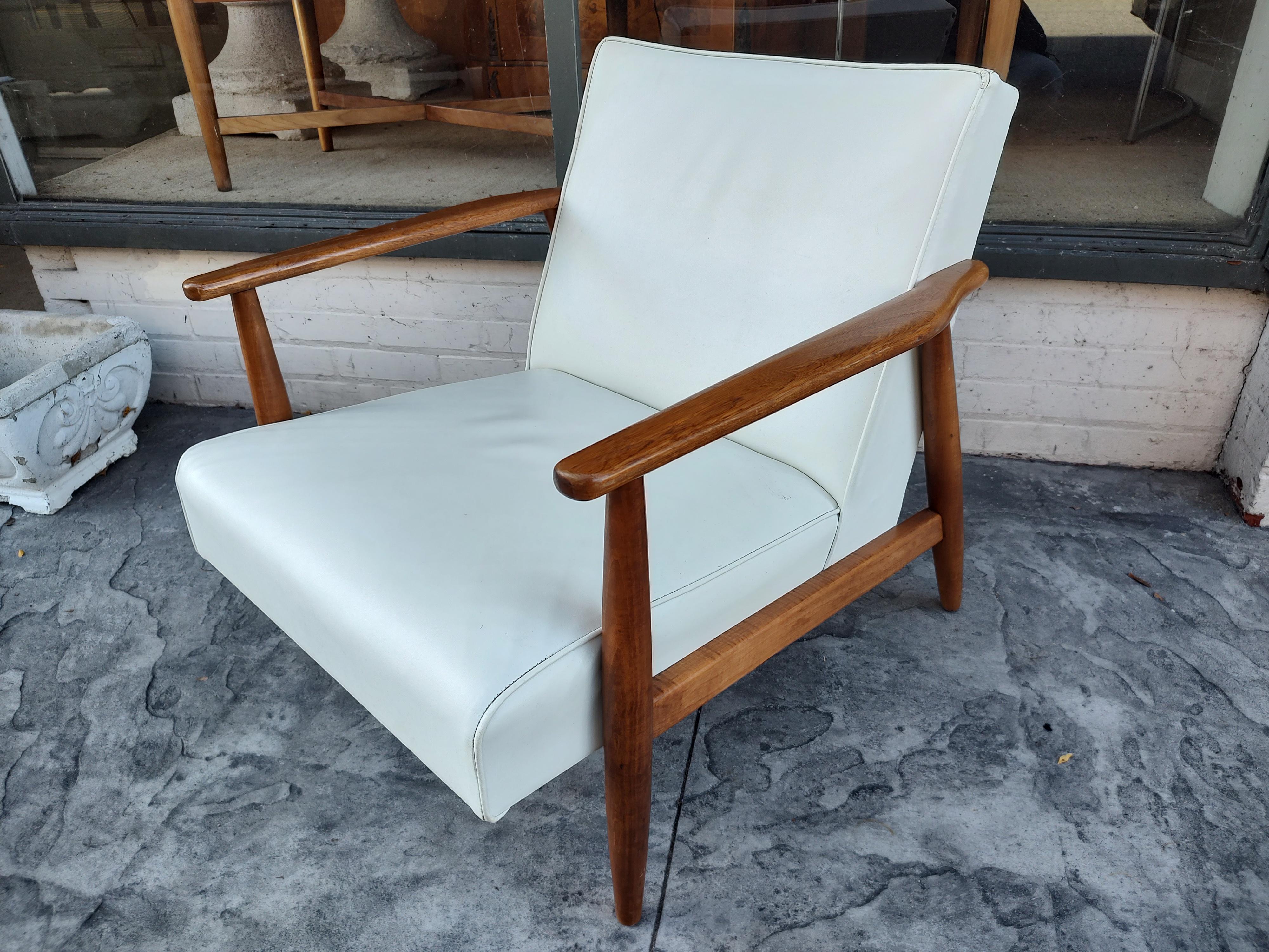 Naugahyde Mid-Century Modern Walnut Frame Lounge Chair by Viko Baumritter  For Sale