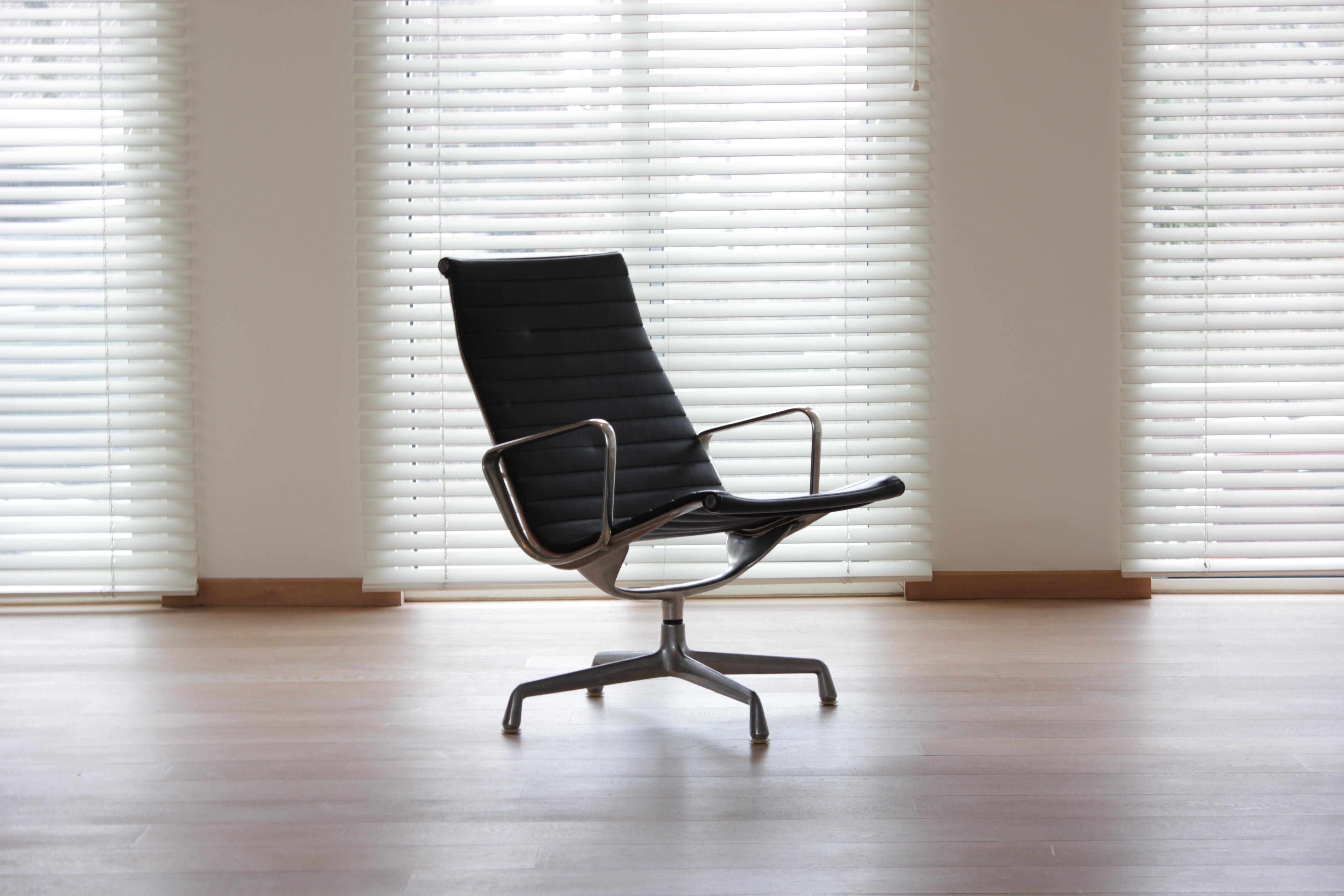 Voici la chaise EA116, une incarnation exquise du design moderne du milieu du siècle, conçue en 1958 dans le cadre du légendaire Eames Aluminum Group. Cet exemplaire particulier, une création distinguée des années 1966 à 1973, capture l'essence de