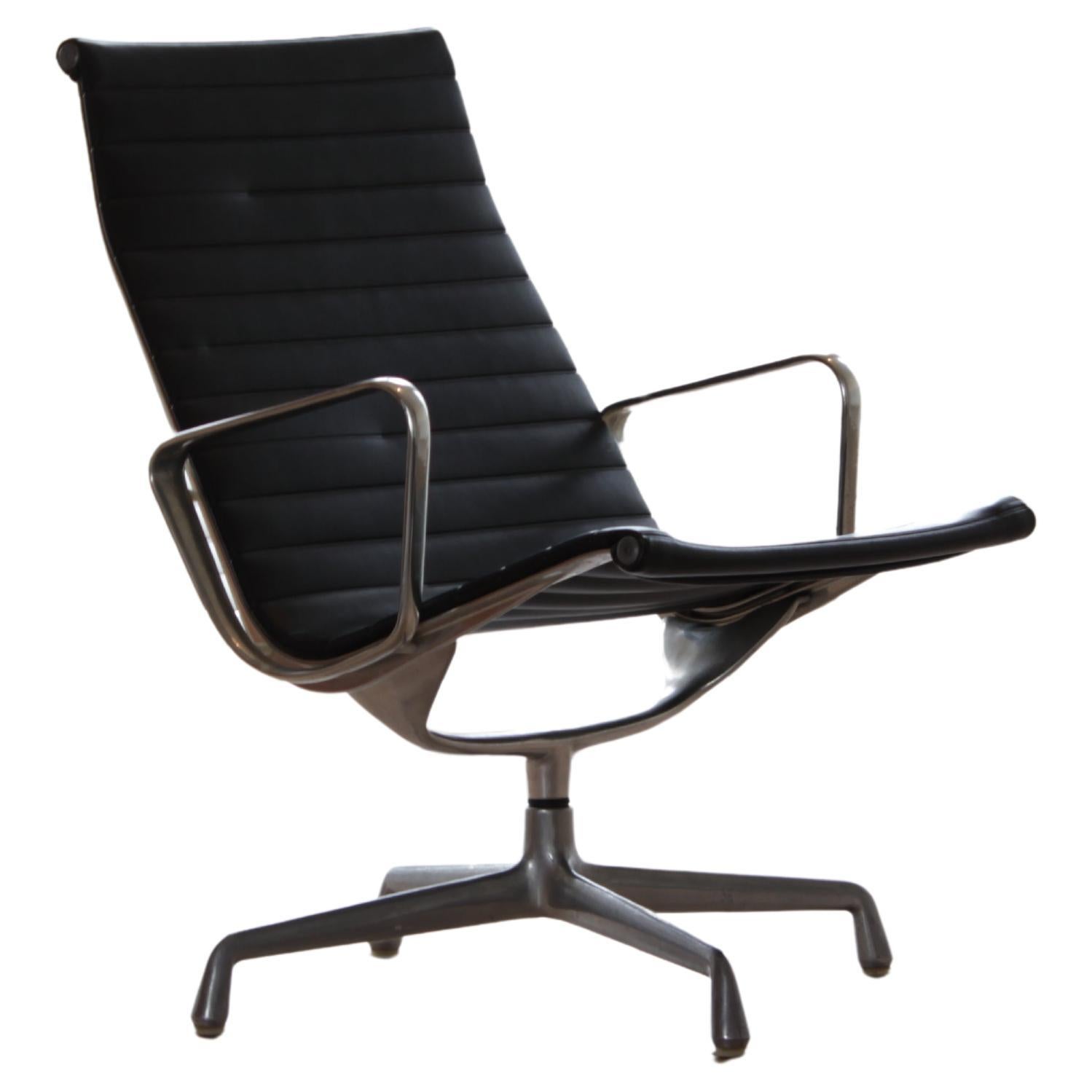 Mid Century Modern Lounge Chair by Charles & Ray Eames for Herman Miller, 1960s For Sale