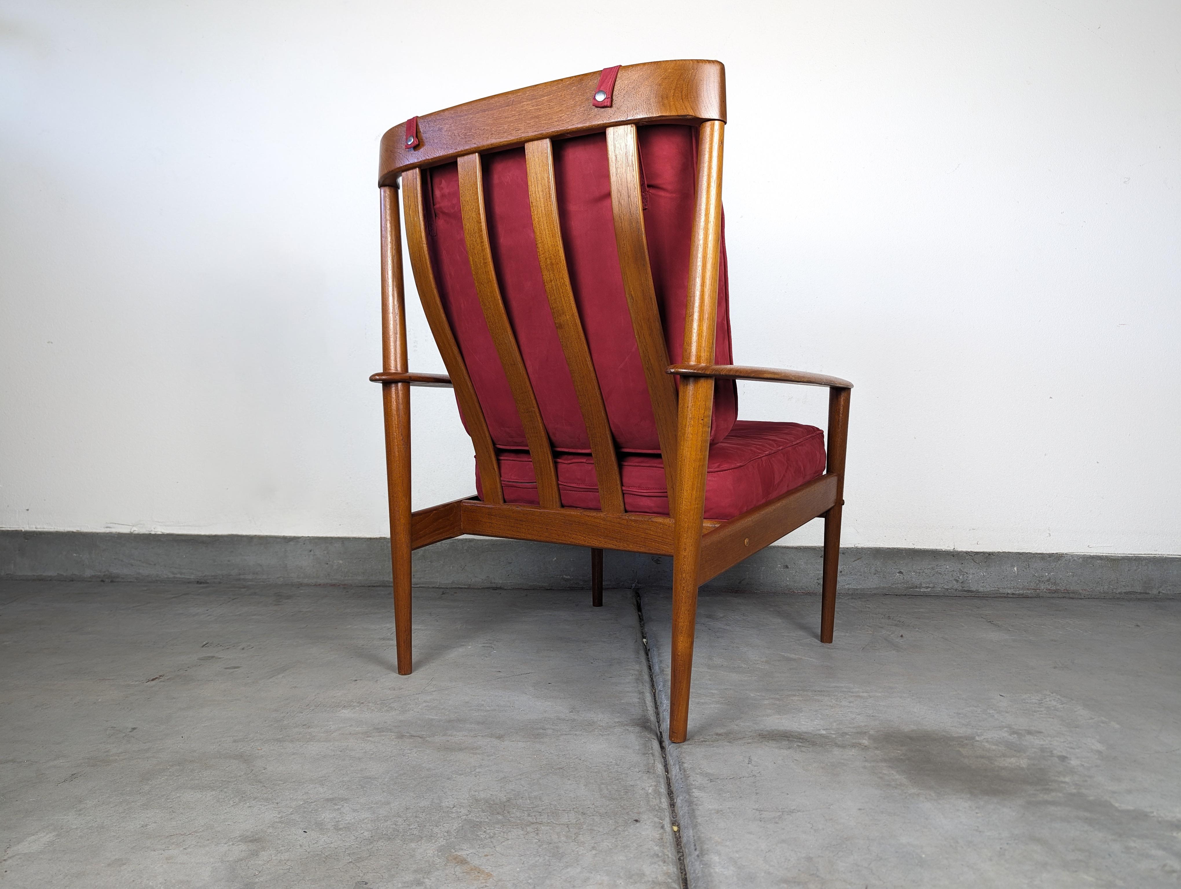 Cette chaise de salon emblématique de la modernité du milieu du siècle a été conçue par la célèbre designer danoise Grete Jalk pour Poul Jeppesens Møbelfabrik. Il s'agit du modèle à dossier haut PJ56, très recherché, datant des années 1960.
