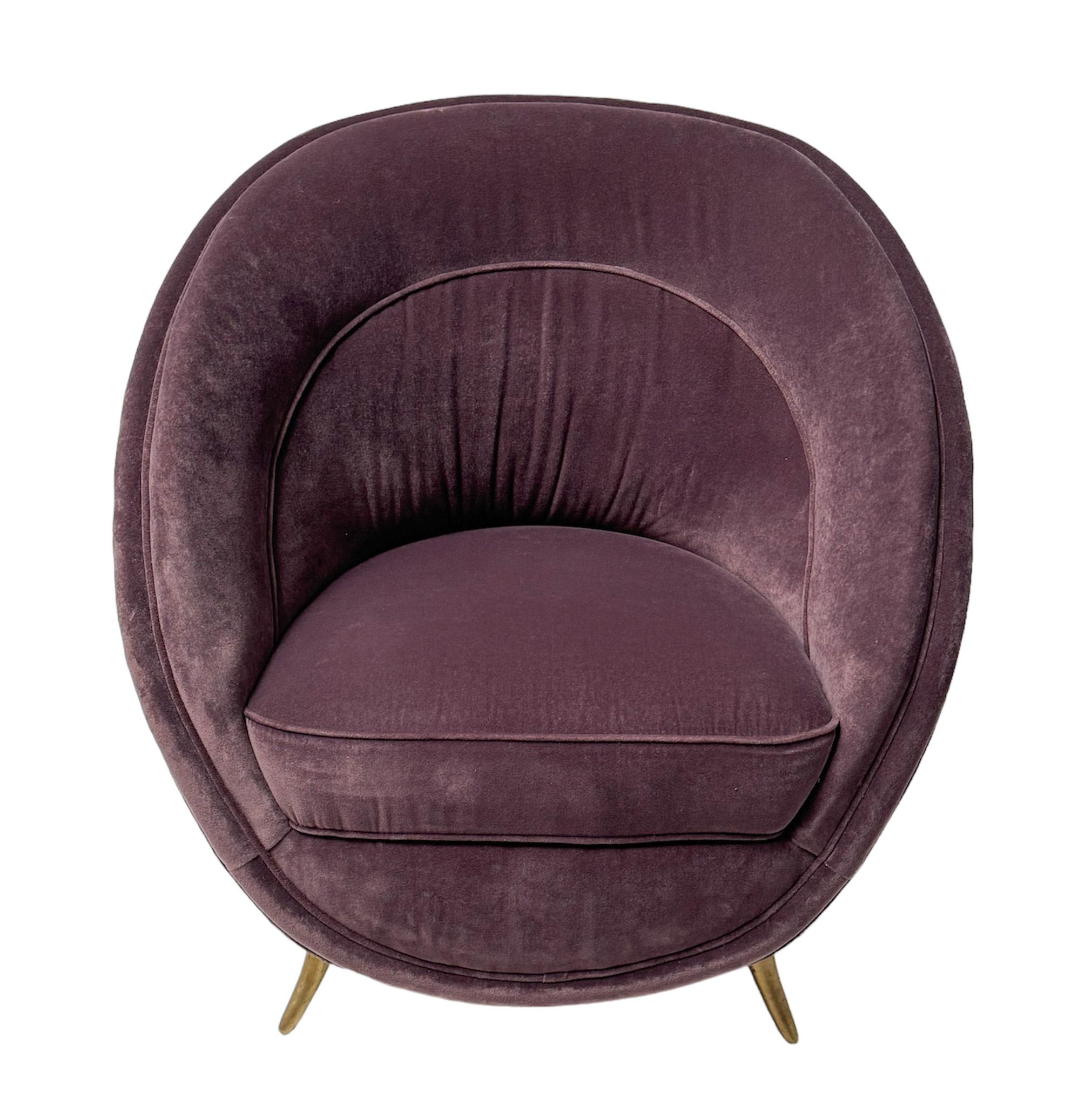 Splendida ed elegante sedia da salotto in stile Mid-Century Modern.
Design di Guglielmo Veronesi per Isa Bergamo.
Un sorprendente design italiano degli anni '1970.
Struttura originale rivestita di velluto viola su gambe strombate in