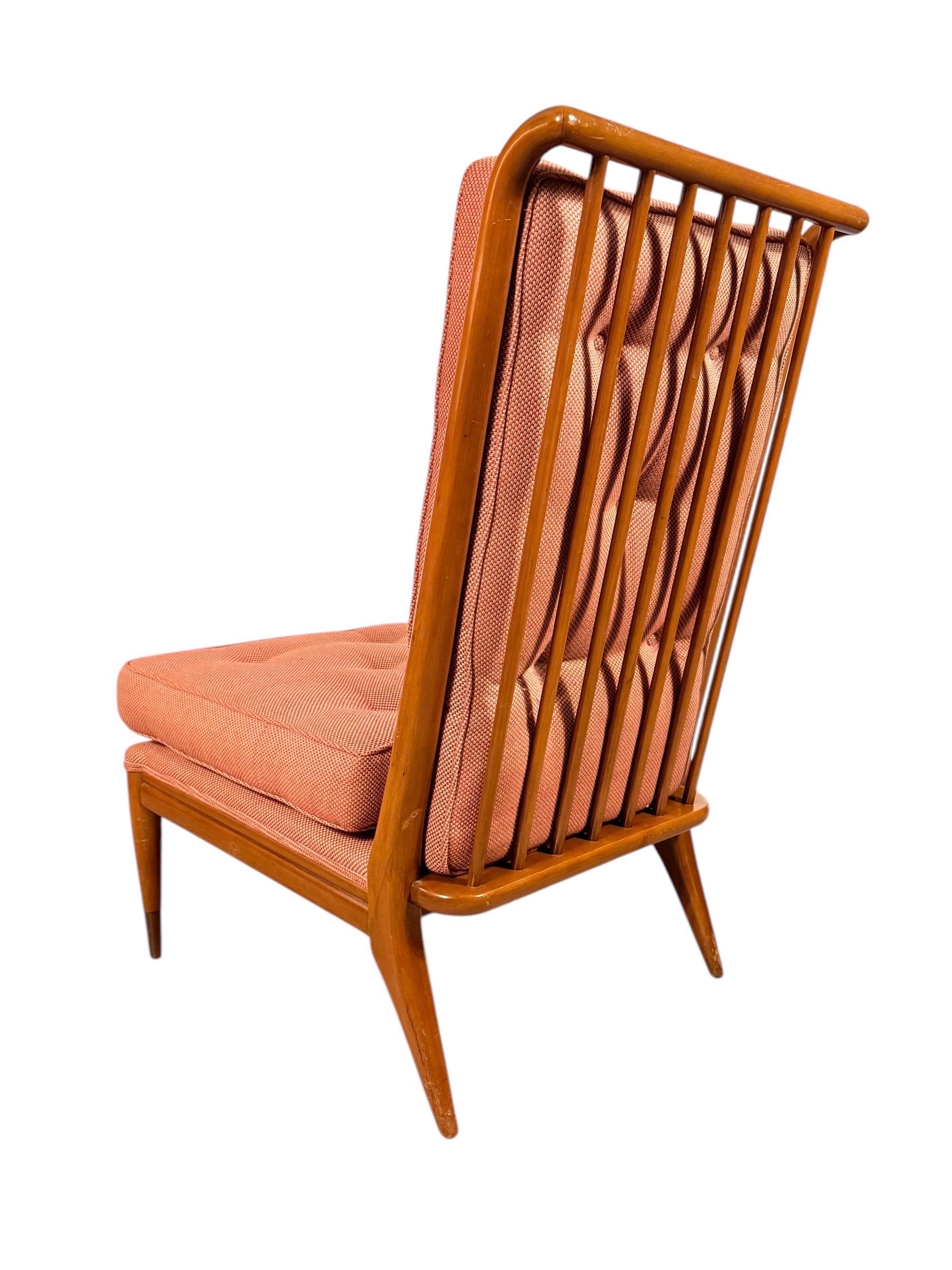 Sillón sin brazos moderno de mediados de siglo diseñado por John Stuart Clingman para John Widdicomb. Esta pieza presenta su original tela tejida en un suave tono salmón con un diseño clásico empenachado con botones. El escultural respaldo en forma