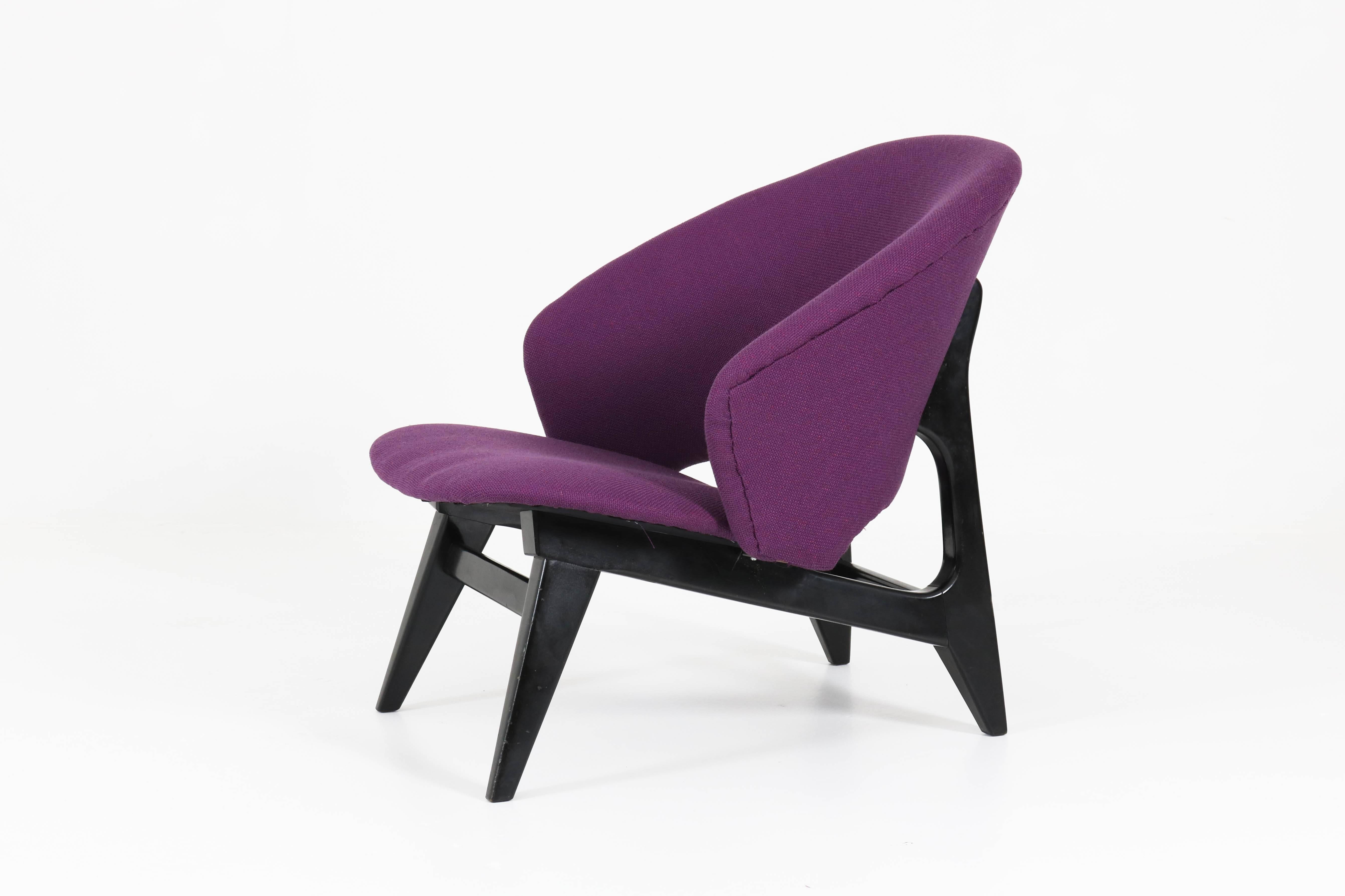 Mid-Century Modern lounge chair by Louis Van Teeffelen for Webe, 1960s.
Striking Dutch design from the 1960s.
Original black lacquered wooden frame and re-upholstered with exclusive purple fabric.
In very good condition with minor wear consistent