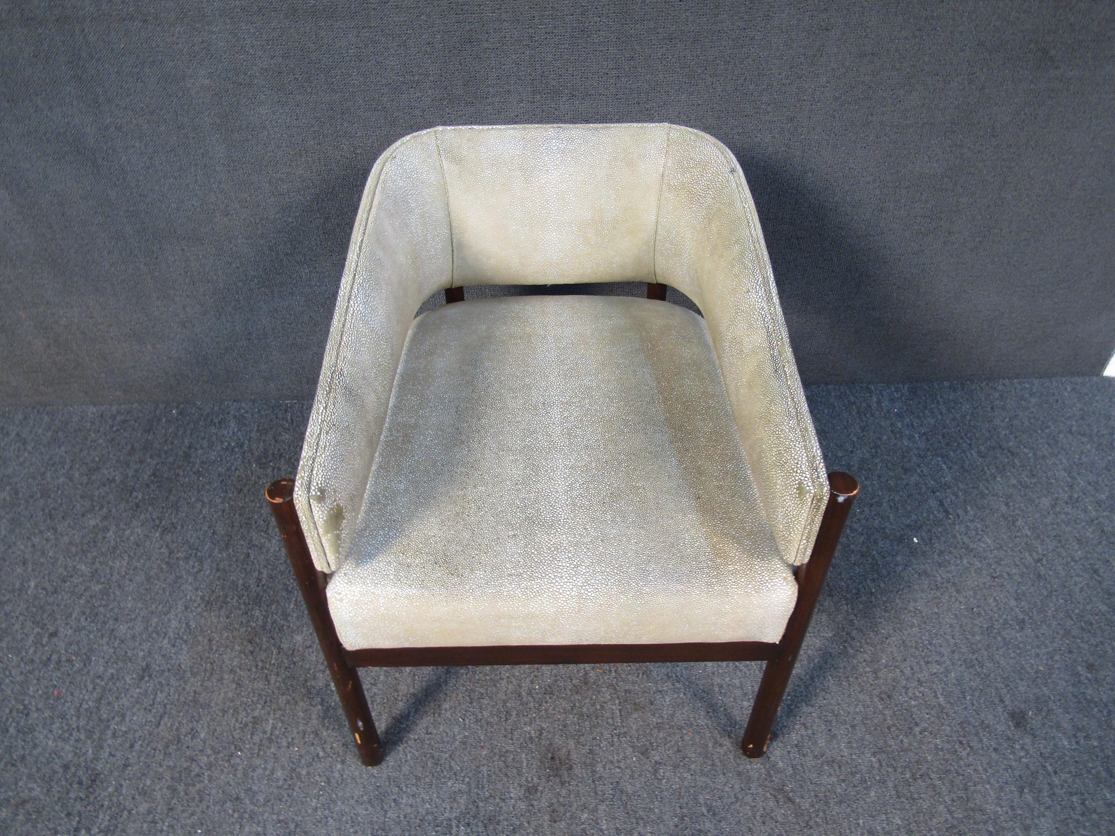 Mid-Century Modern Lounge Chair In Good Condition For Sale In Brooklyn, NY