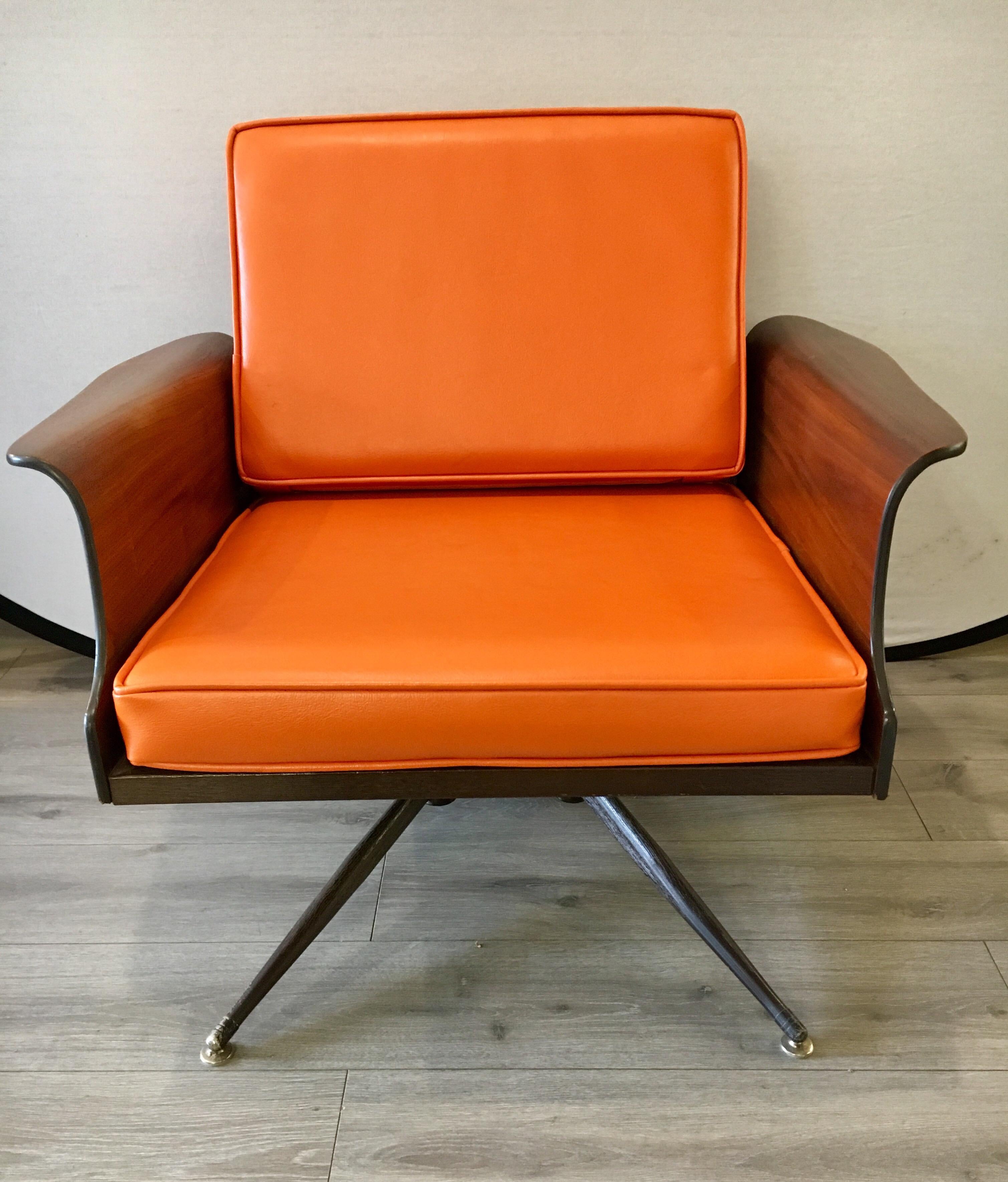 Mid-Century Modern Lounge Chair  In Good Condition In West Hartford, CT