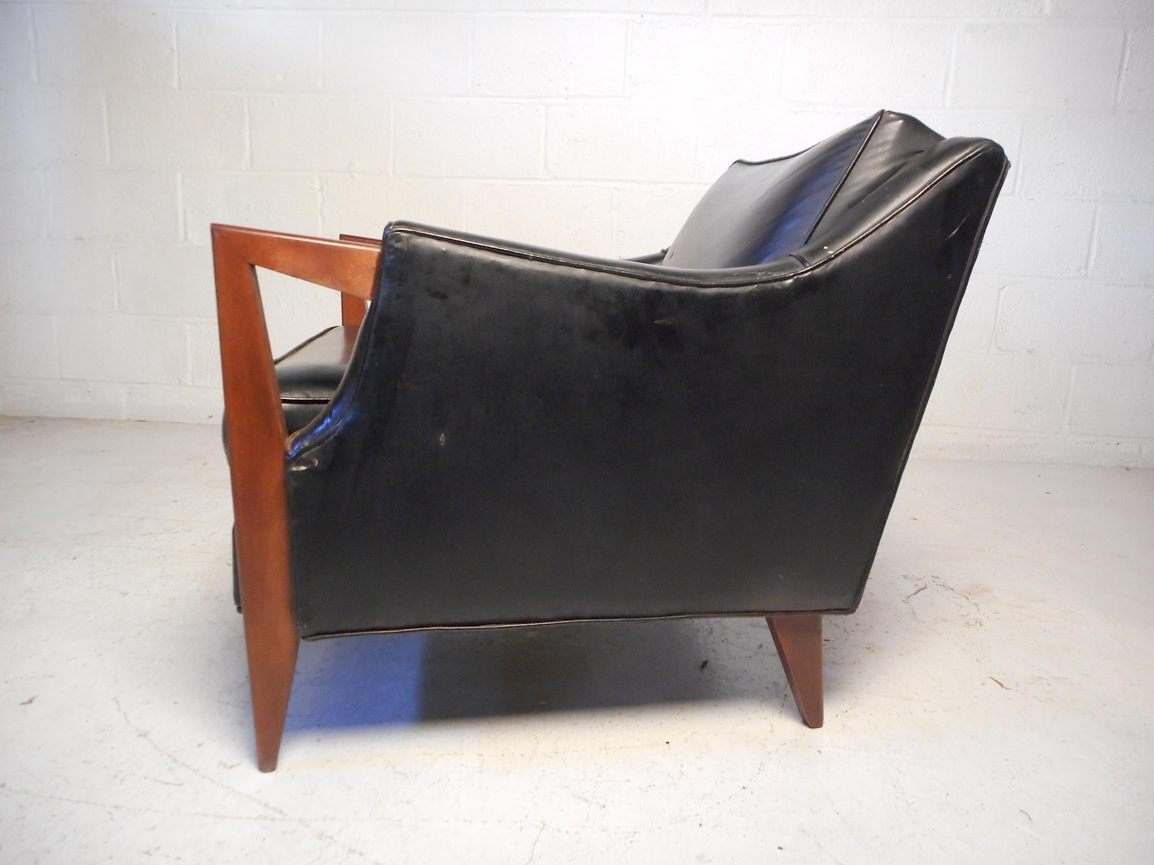 Mid-Century Modern Lounge Chair 1