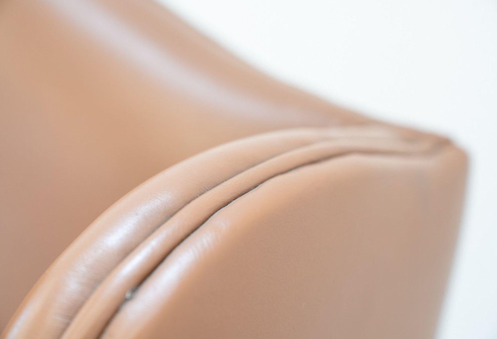 Moderner Loungesessel aus der Jahrhundertmitte - ikonisches Design-Statement (Italian) im Angebot