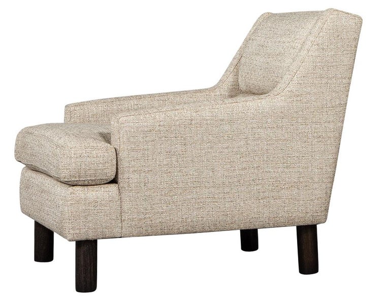 Mid-Century Modern Lounge Chair in Designer Linen In Excellent Condition For Sale In North York, ON