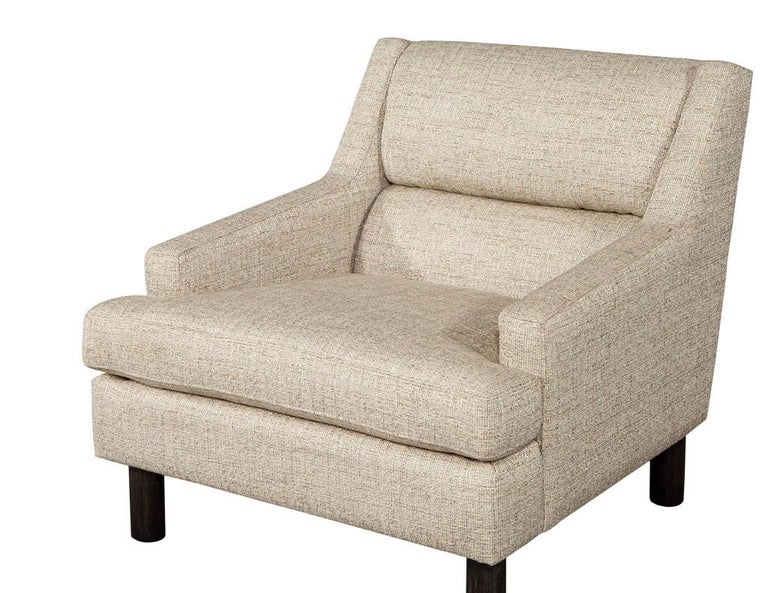 Mid-Century Modern Lounge Chair in Designer Linen For Sale 2