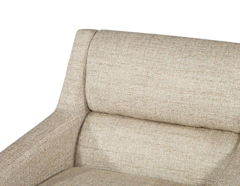 Mid-Century Modern Lounge Chair in Designer Linen For Sale 3