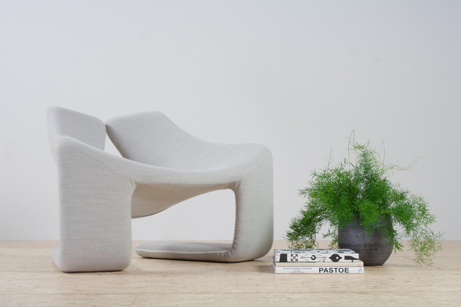 'Zen' lounge chair designed by Kwok Hoi Chan for Steiner Paris in 1968. This piece is an original from this period, completely restored with new light grey wool upholstery. Very good comfort. This model refers to an imaginary alphabet borrowed from