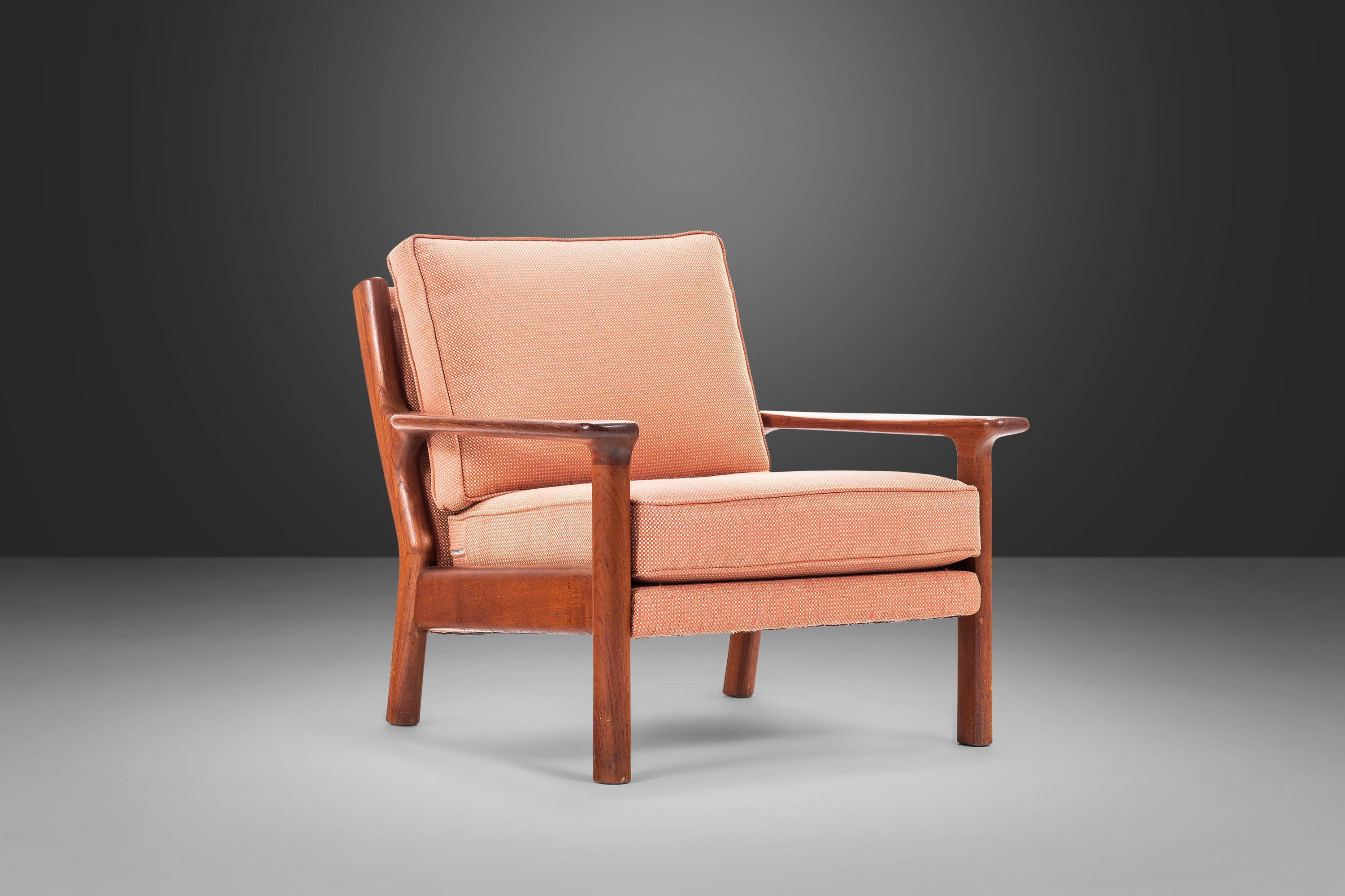Aussi confortable qu'esthétique, cette magnifique chaise longue, en état vintage 100% original, est un candidat idéal pour être remeublée dans le tissu de votre choix. Construite en teck massif avec des veines de bois anciennes exceptionnelles, une