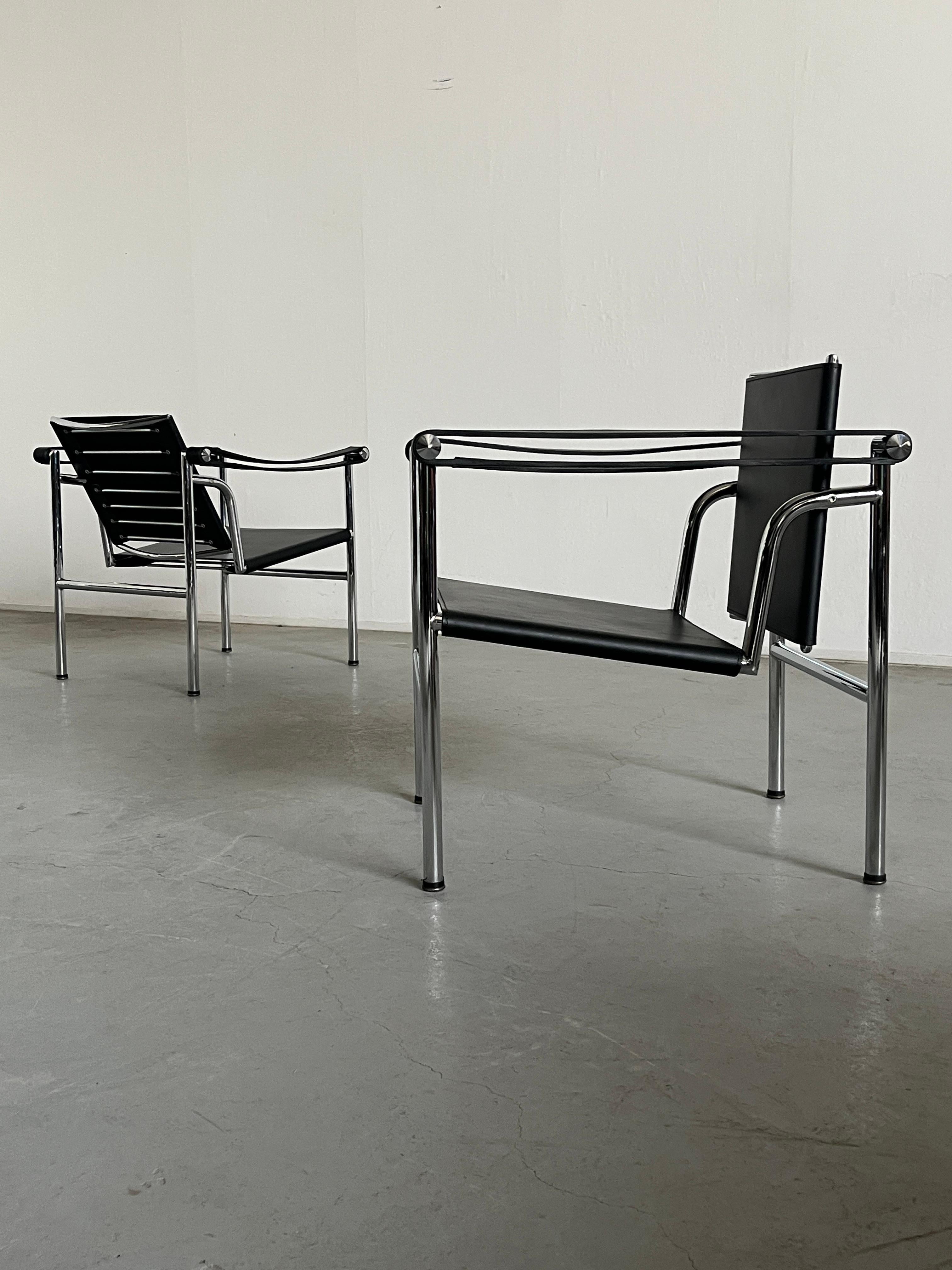 Chaise longue The Moderns Modernity dans le style de 'LC1' par Le Corbusier, cuir noir en vente 3