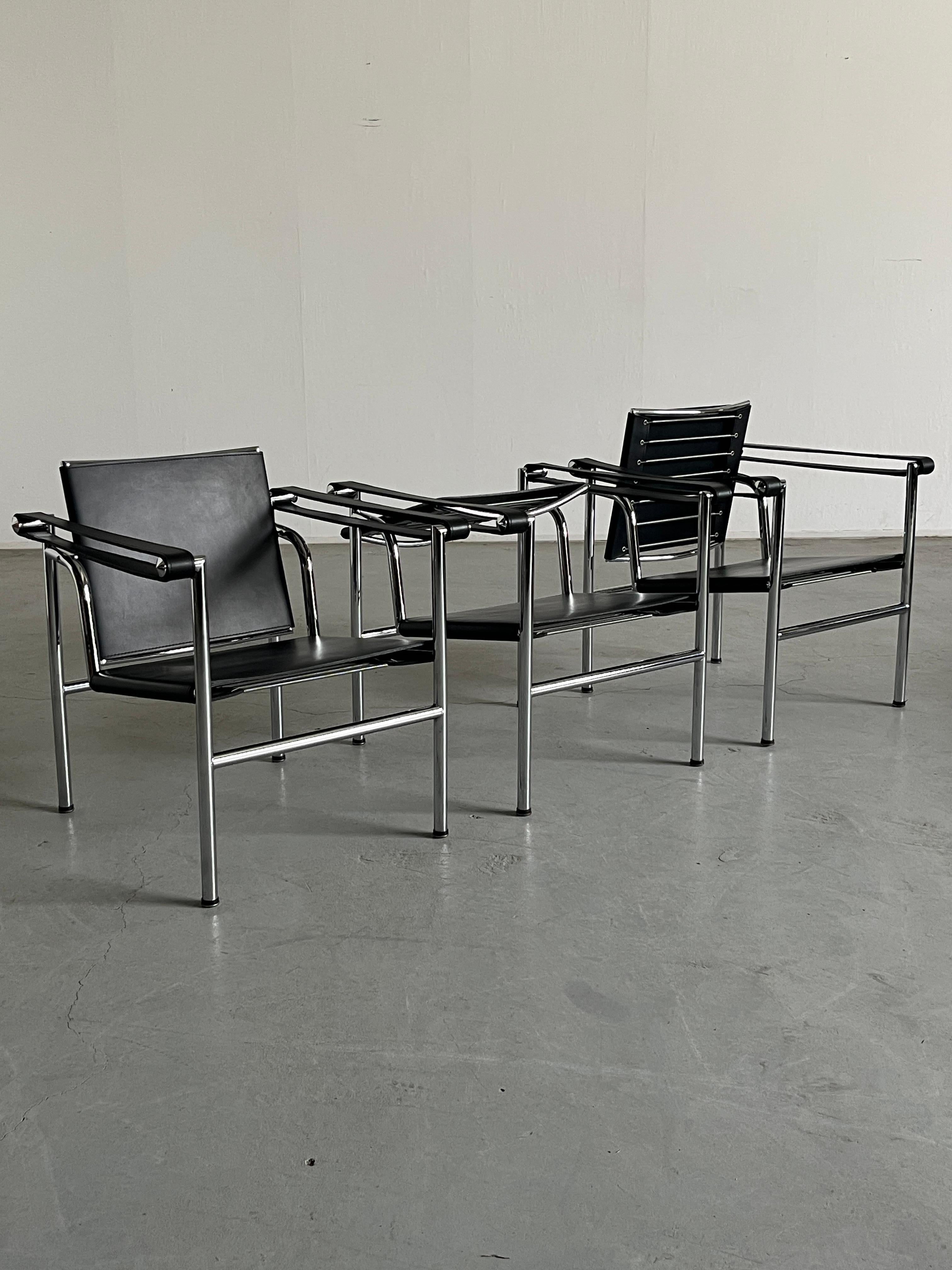Chaise longue The Moderns Modernity dans le style de 'LC1' par Le Corbusier, cuir noir Bon état - En vente à Zagreb, HR