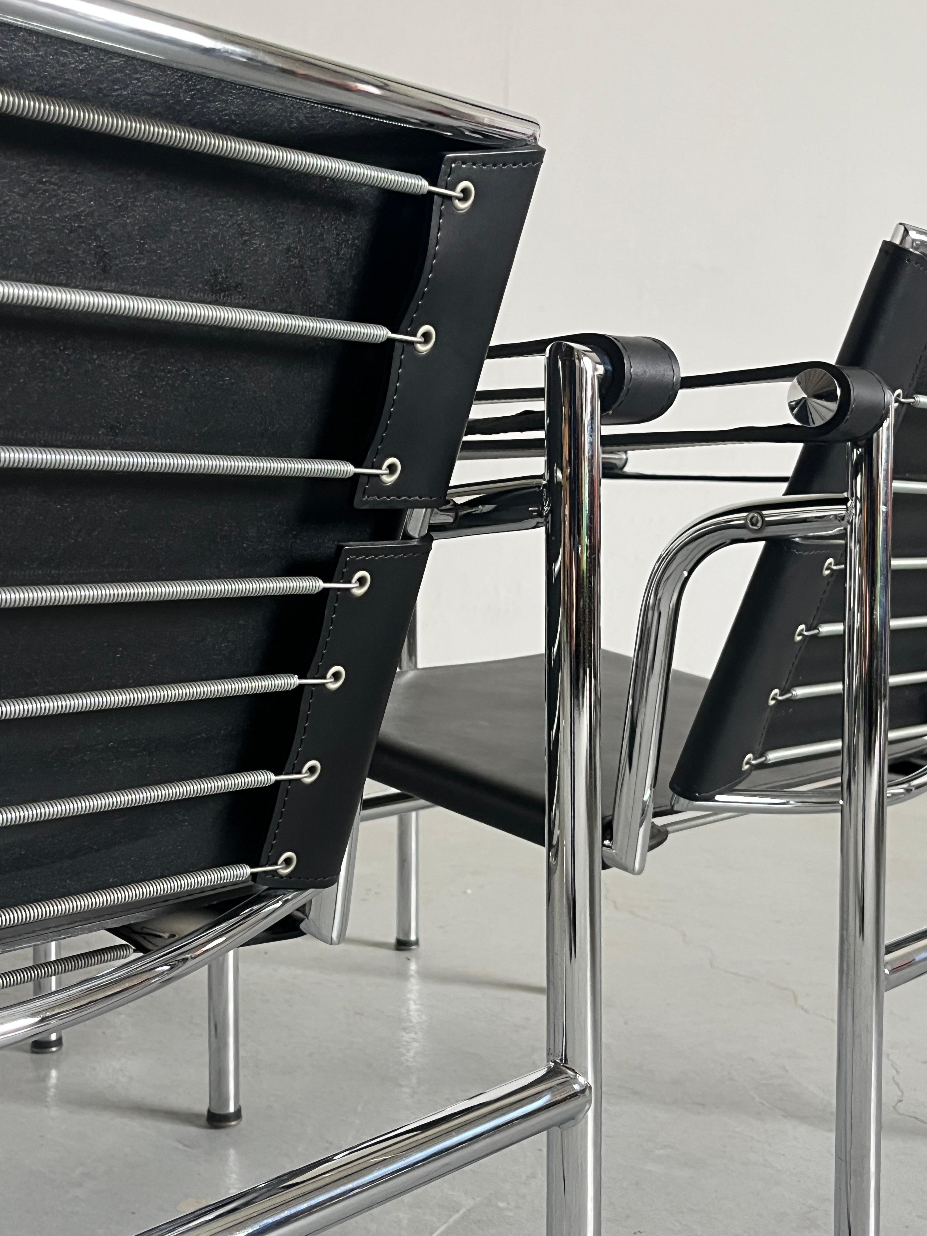 Chaise longue The Moderns Modernity dans le style de 'LC1' par Le Corbusier, cuir noir en vente 1