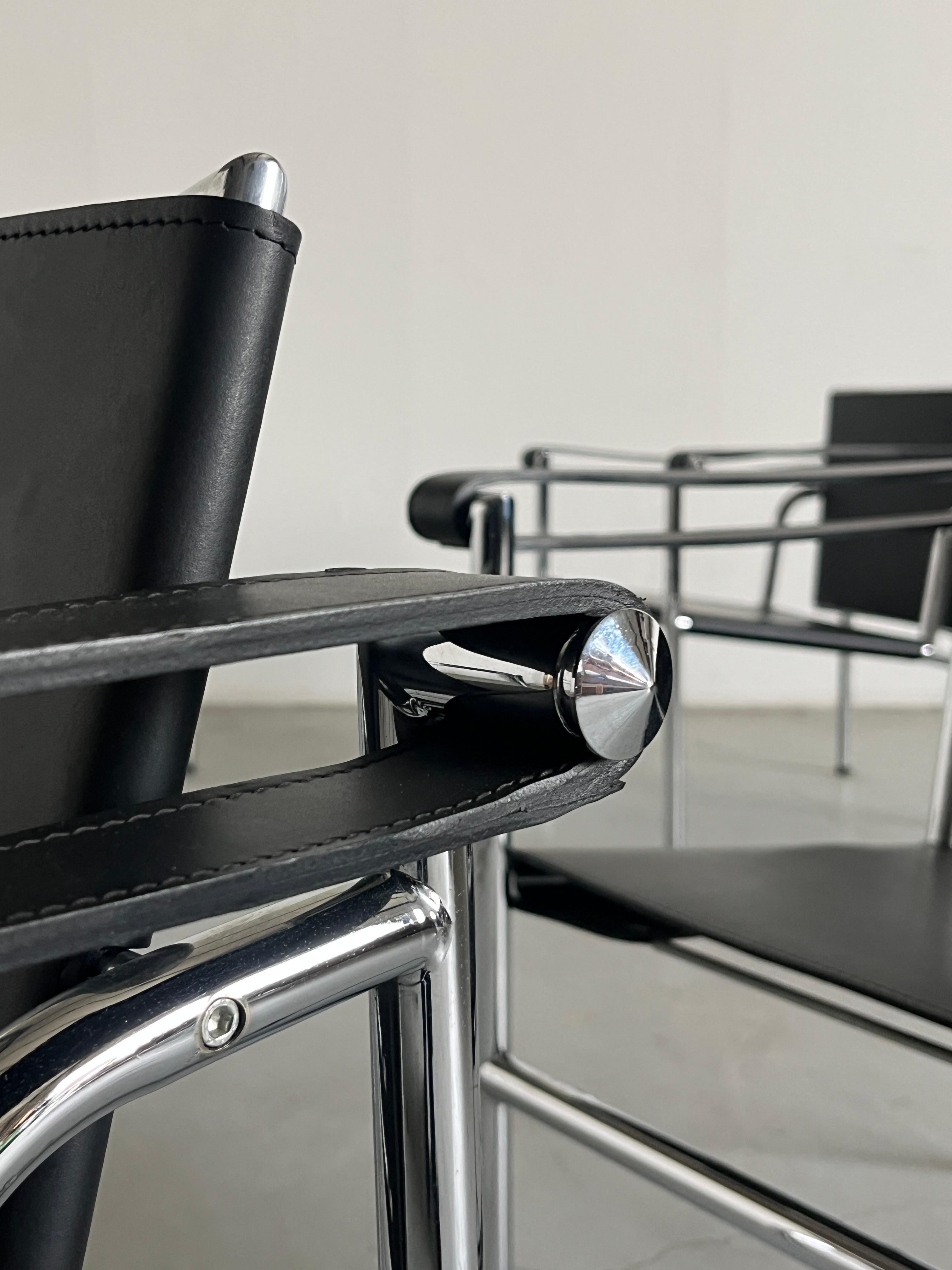 Chaise longue The Moderns Modernity dans le style de 'LC1' par Le Corbusier, cuir noir en vente 2