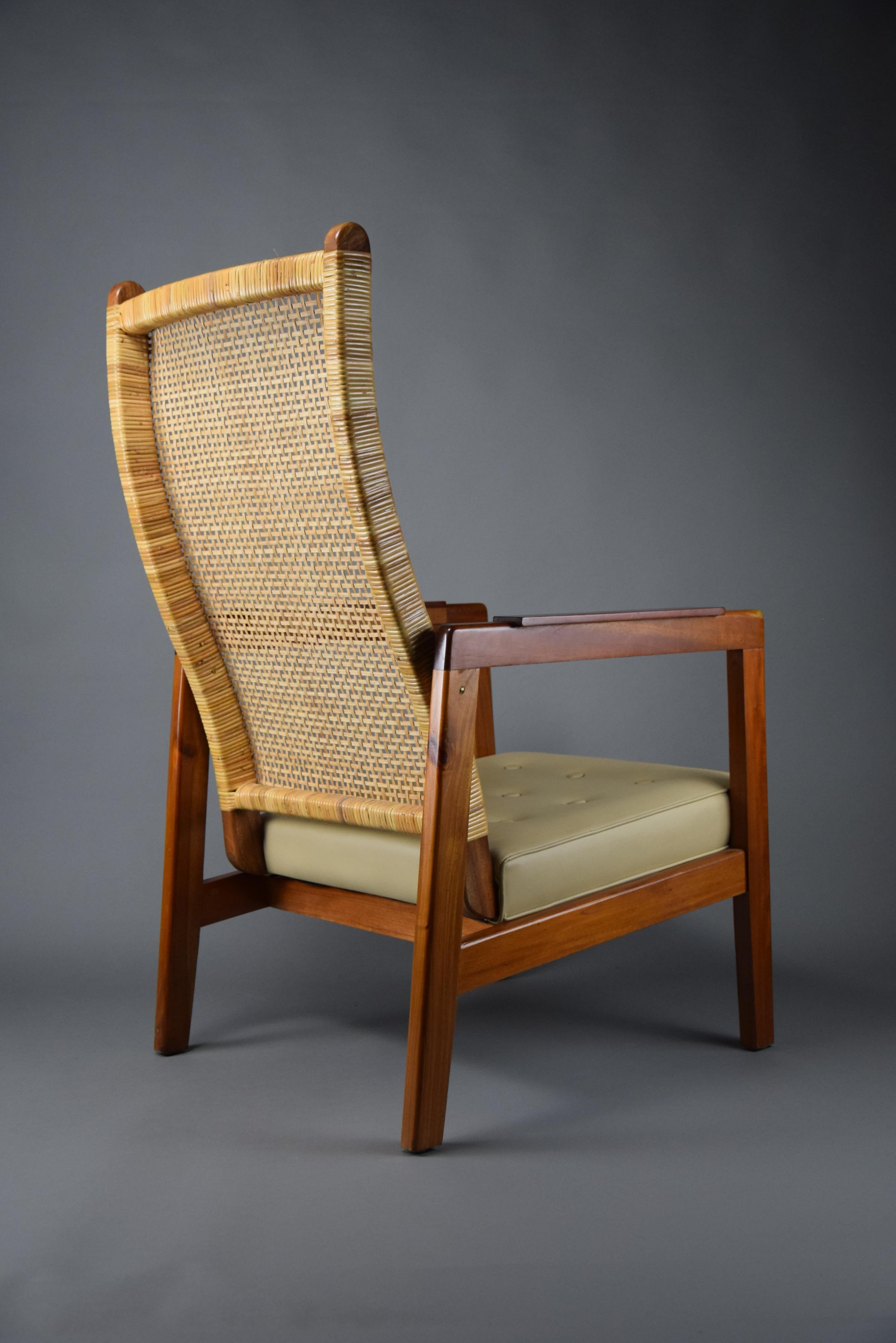 Mid-Century Modern Lounge Chair in Wood and Cane For Sale 2