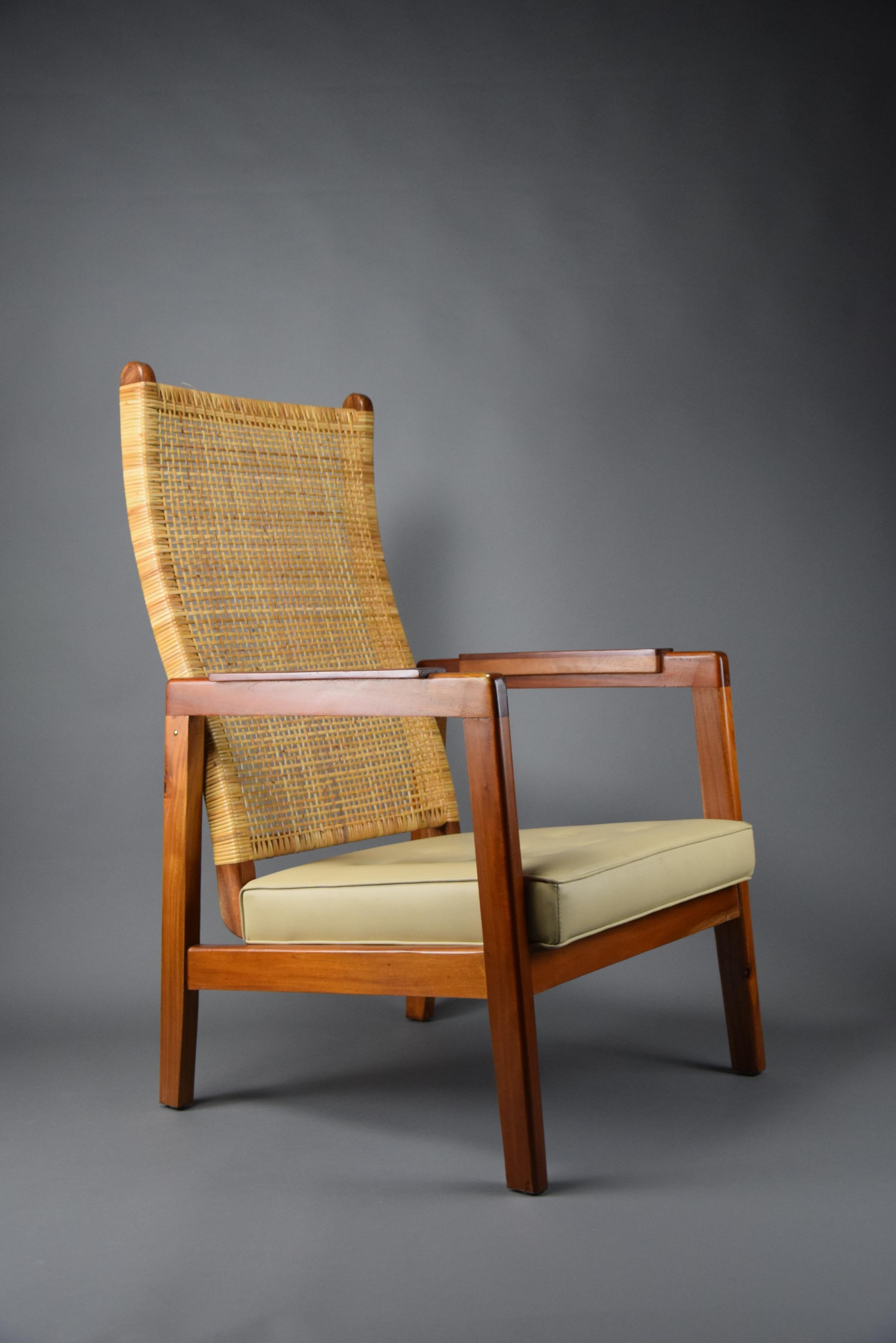 Mid-Century Modern Lounge Chair in Wood and Cane For Sale 4