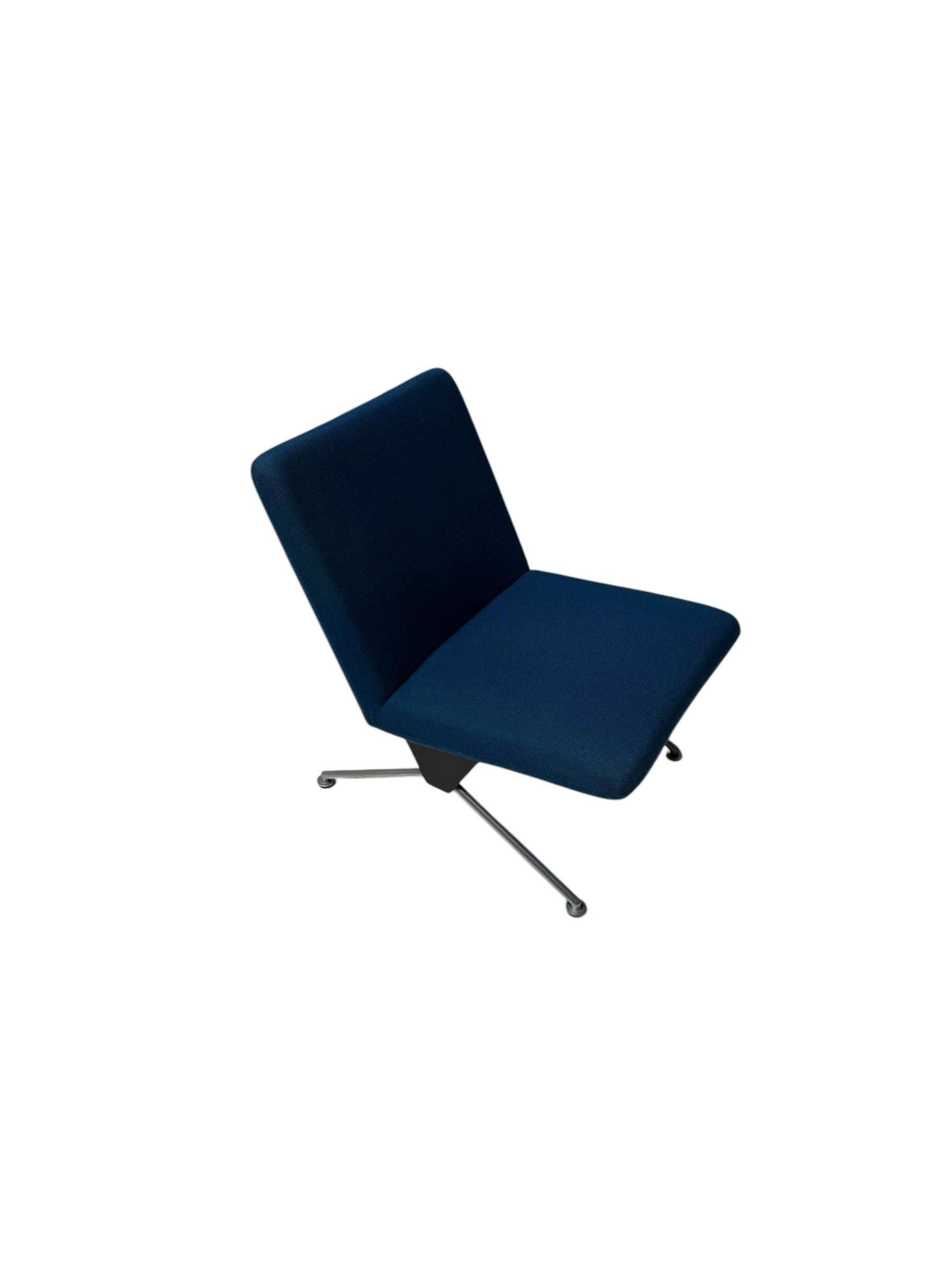 Impresionante y elegante tumbona moderna de mediados de siglo n.º 1432.
Diseño de Andre Cordemeijer para Gispen.
Llamativo diseño holandés de los años 1960.
Estructura original de metal lacado en negro y cromo con tela original de algodón / lana