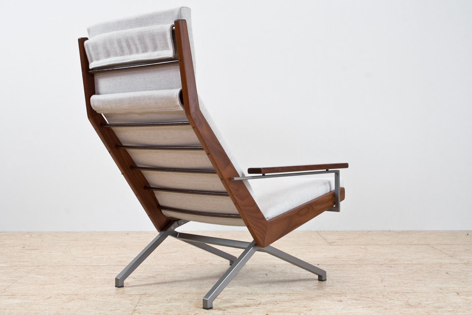 Mid-Century Modern Dutch lounge chair in solid teak by Rob Parry, 1960s the Netherlands for Gelderland De Ster. Elegant, high back and Scandinavian style armchair, seating placed on a grey lacquered pyramide foot. The cushion is completely new and