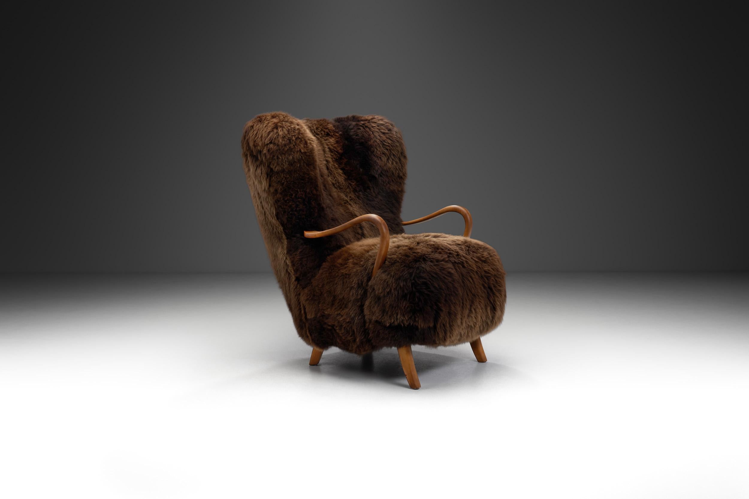 European Mid-Century Modern Lounge Chair Upholstered in Sheepskin, Europe 20th Century