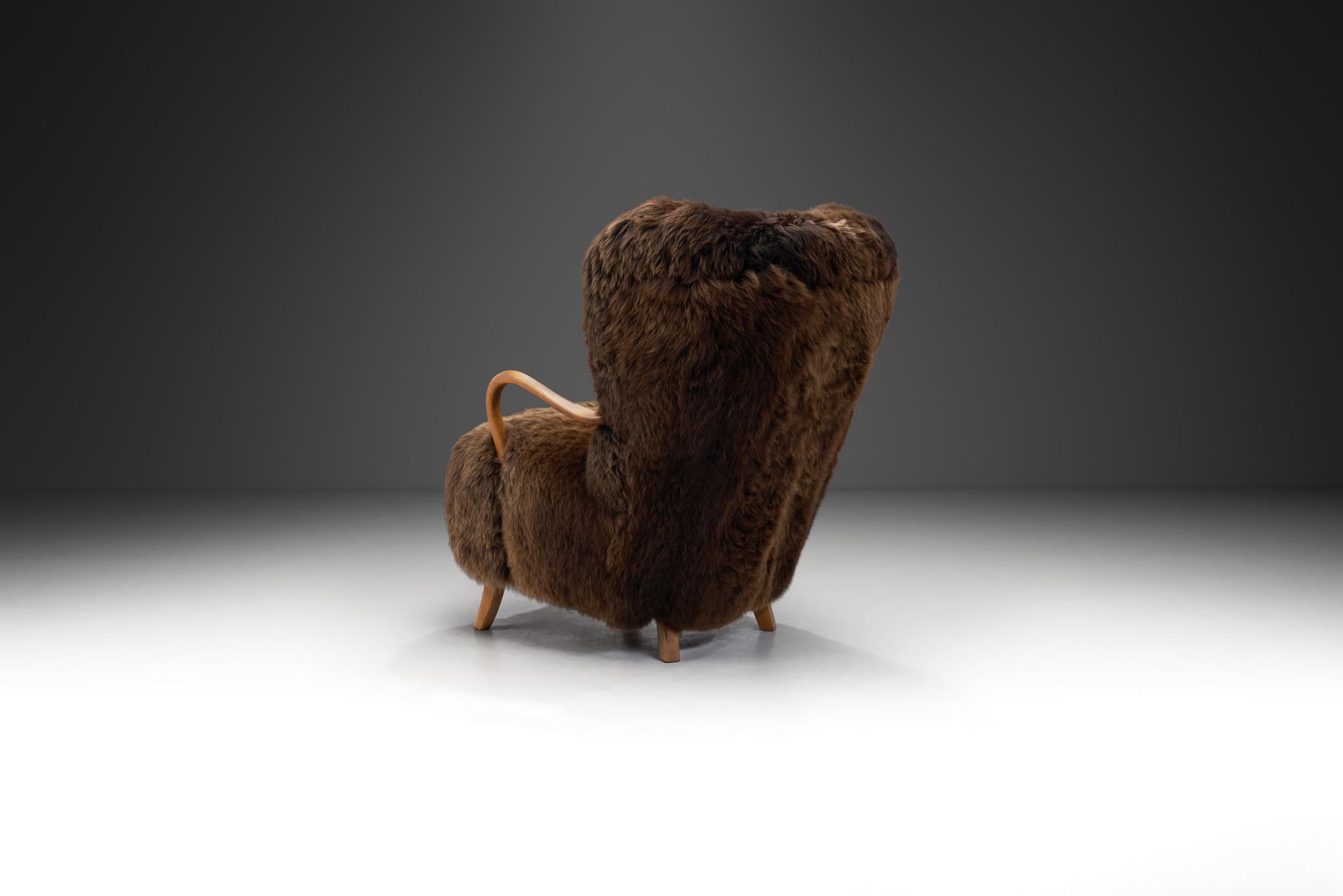Mid-Century Modern Lounge Chair Upholstered in Sheepskin, Europe 20th Century 1