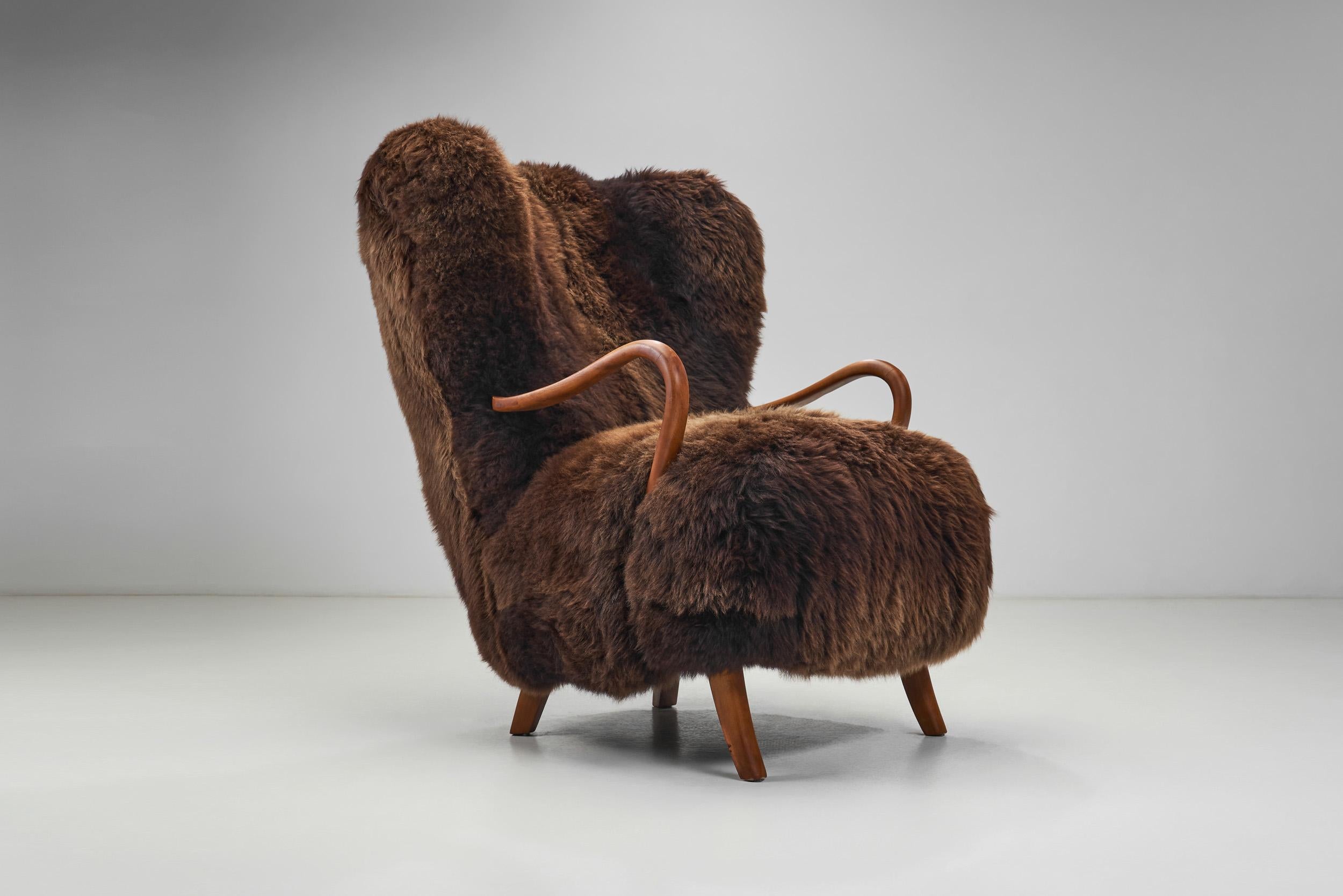 Mid-Century Modern Lounge Chair Upholstered in Sheepskin, Europe 20th Century 3
