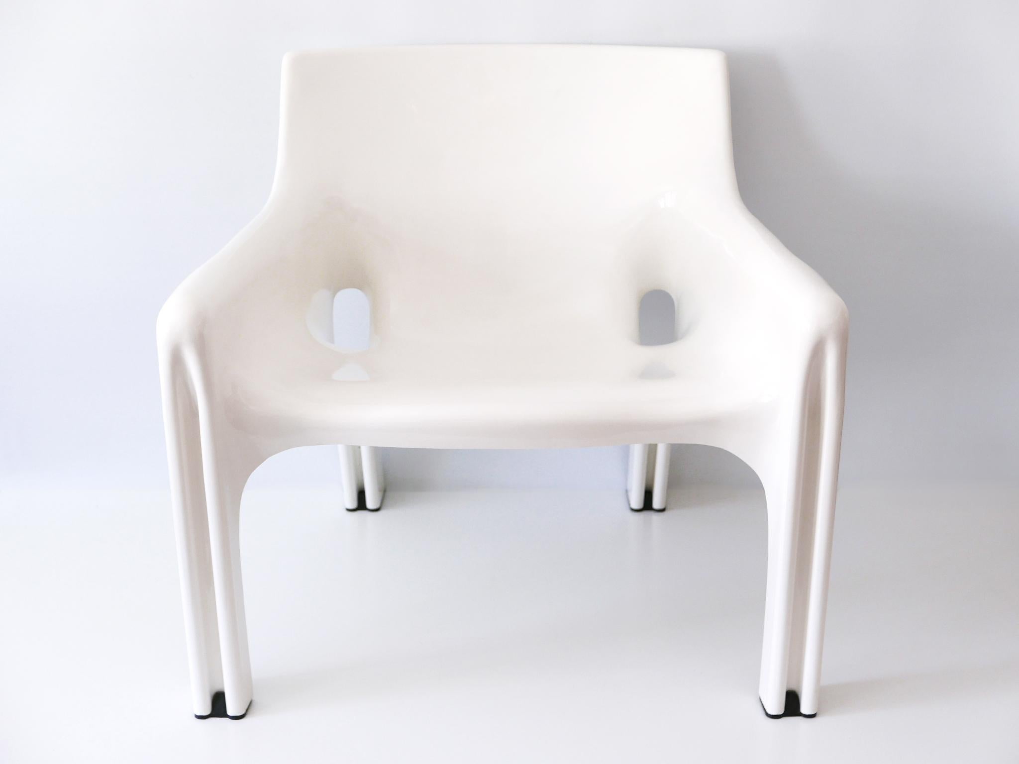 Original, elegant and comfortable Mid-Century Modern armchair or lounge chair 'Vicario'. Designed by Vico Magistretti, 1969. Manufactured by Artemide, Italy, 1970s. Marked beneath the underside of the seat.

Executed in glossy white colored