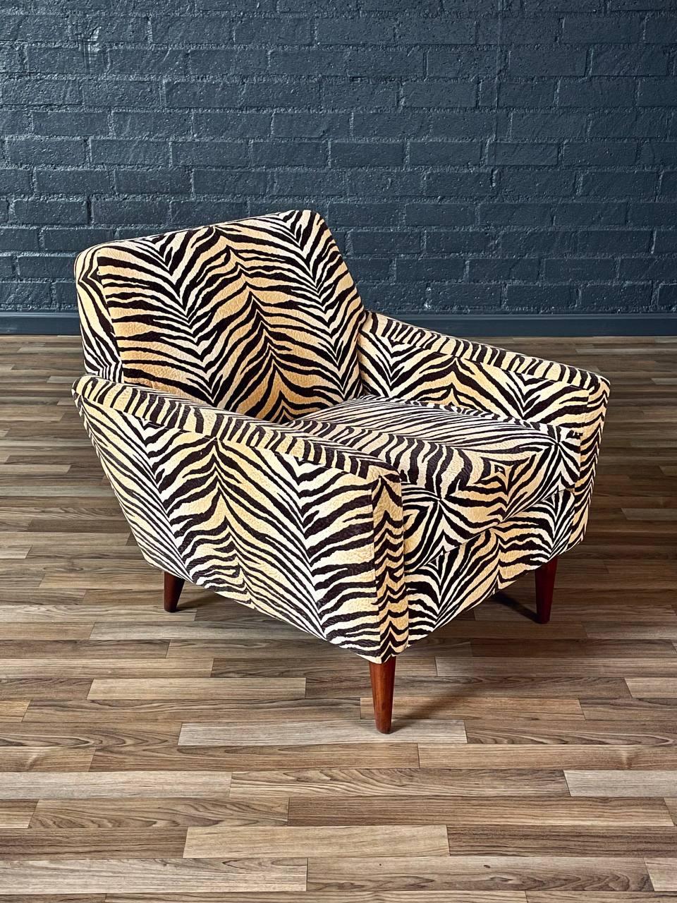 Condizioni: Condizioni originali d'epoca 
Materiali: Gambe in noce, tessuto originale con stampa zebrata 

Questa sorprendente poltrona da salotto in stile Mid-Century Modern unisce carattere audace e forma scultorea in perfetta armonia. Rivestita
