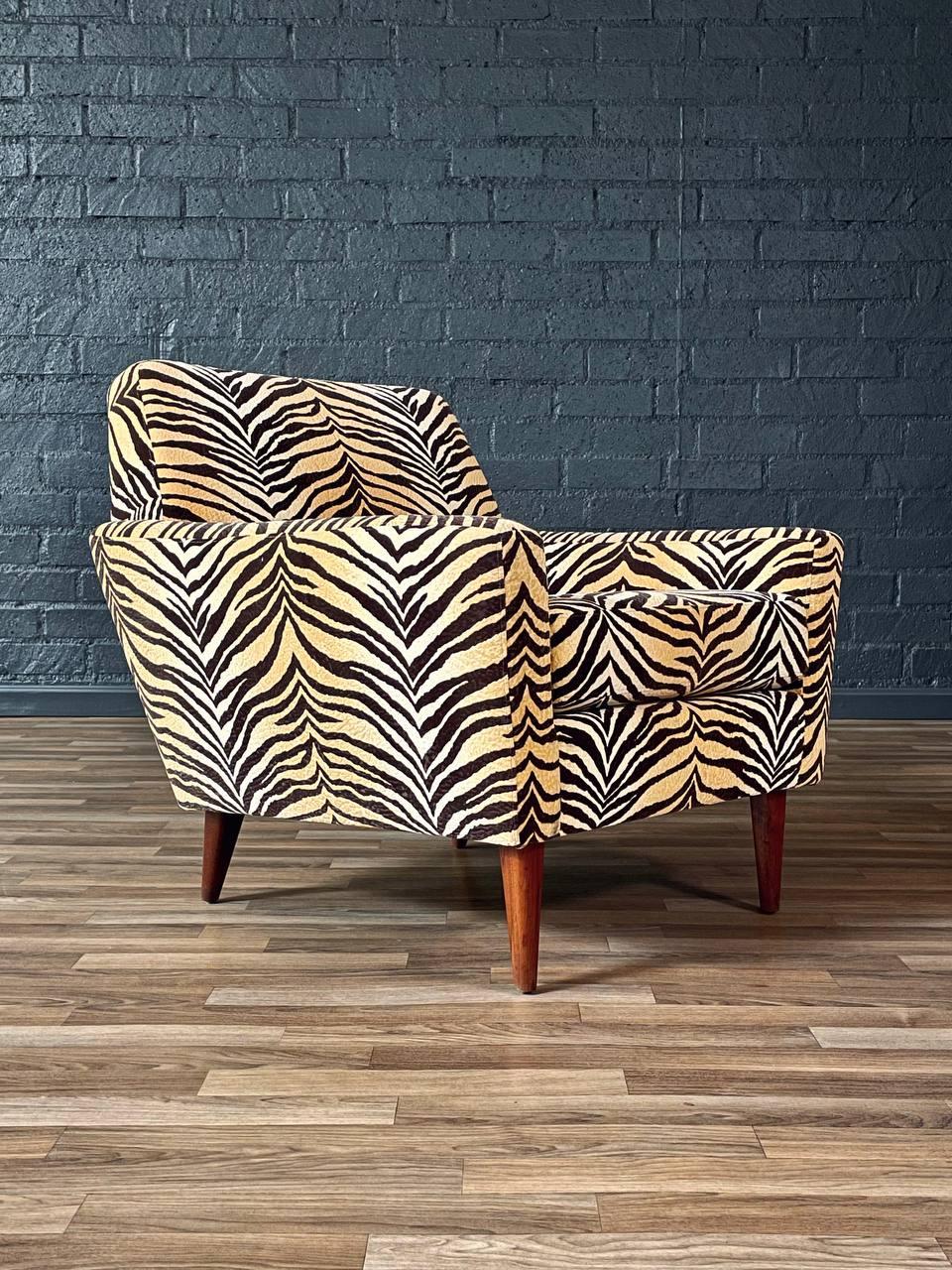 Mid-Century moderno Sedia da salotto moderna del Medioevo con imbottitura con stampa zebrata e gambe affusolate in vendita