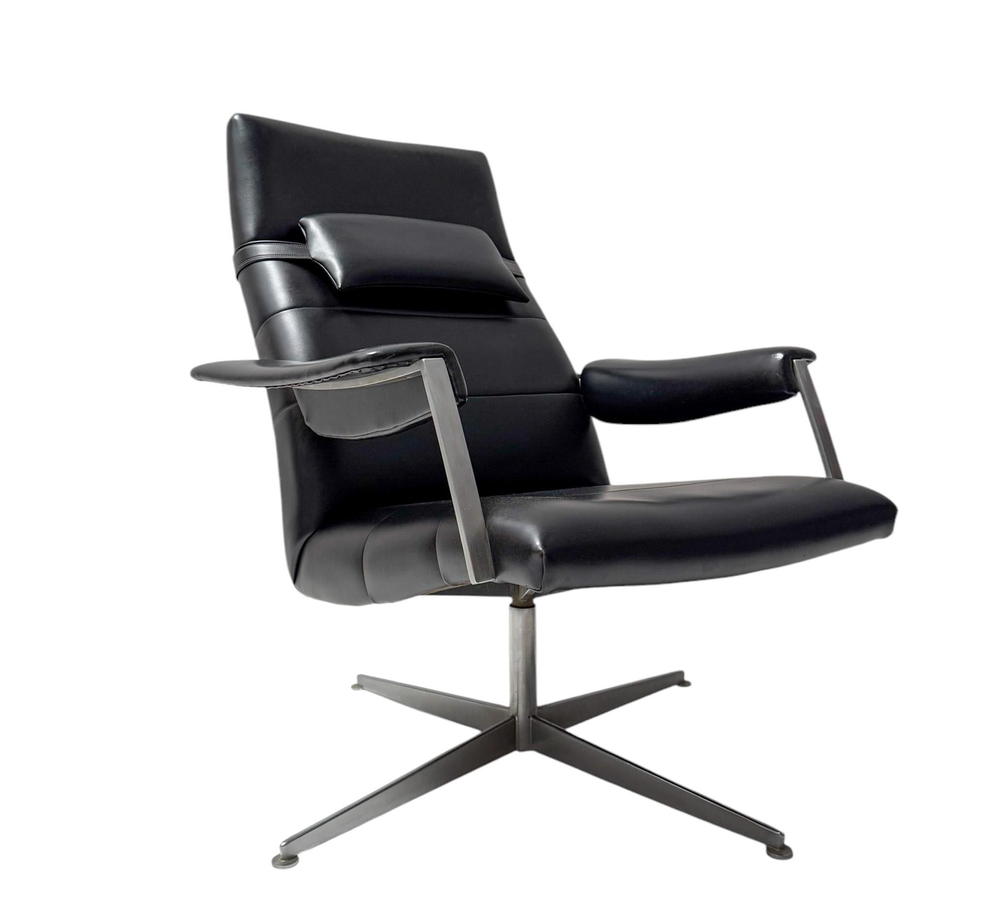 Stunning and elegant Mid-Century Modern lounge chair.
Striking Dutch design from the 1970s.
Aluminum matte polished 4-leg base with still the original black faux leather upholstery which is in extremely good condition considering its age, almost