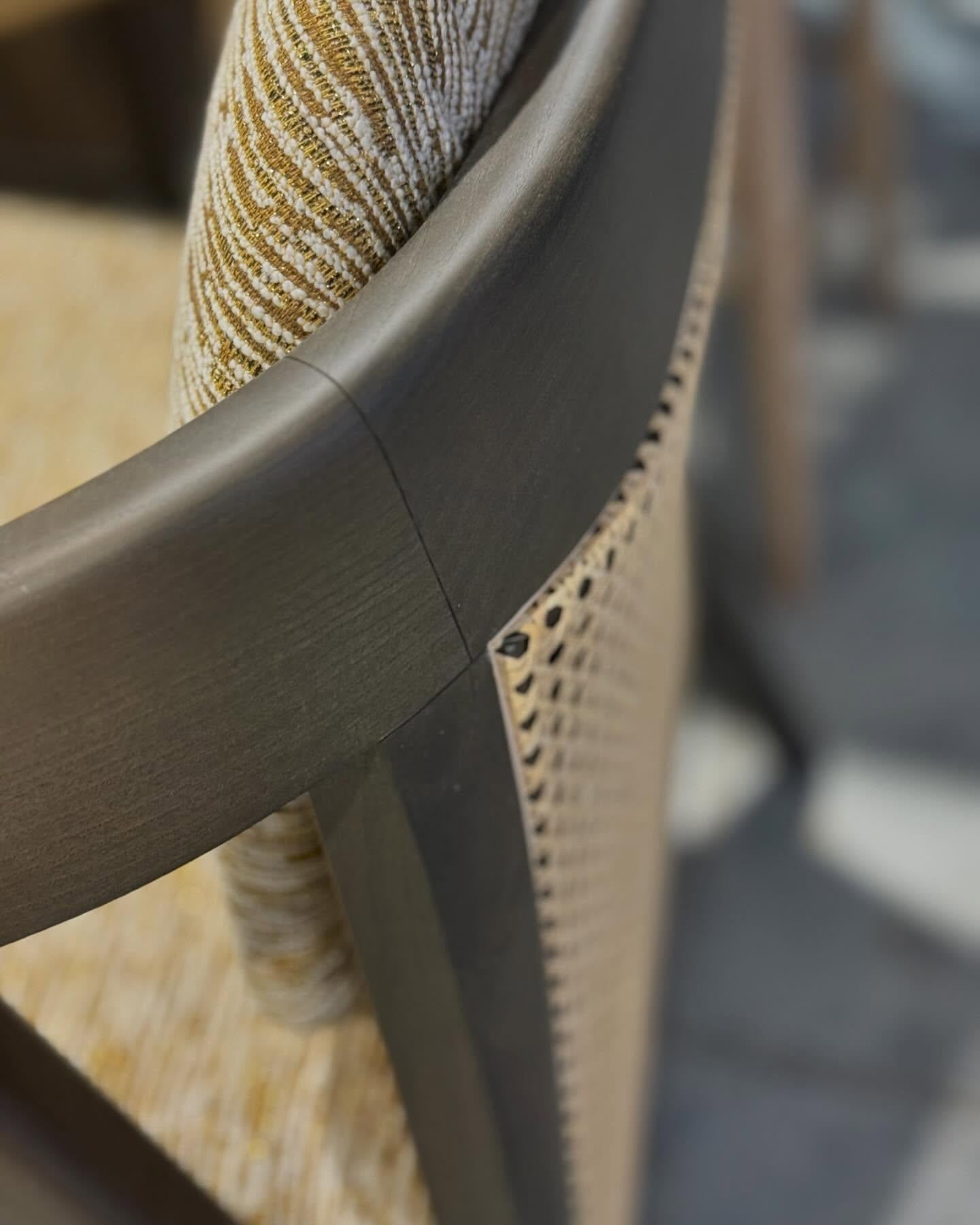 Sedia da salotto moderna di metà secolo con struttura in noce e canna intrecciata Nature in vendita 1