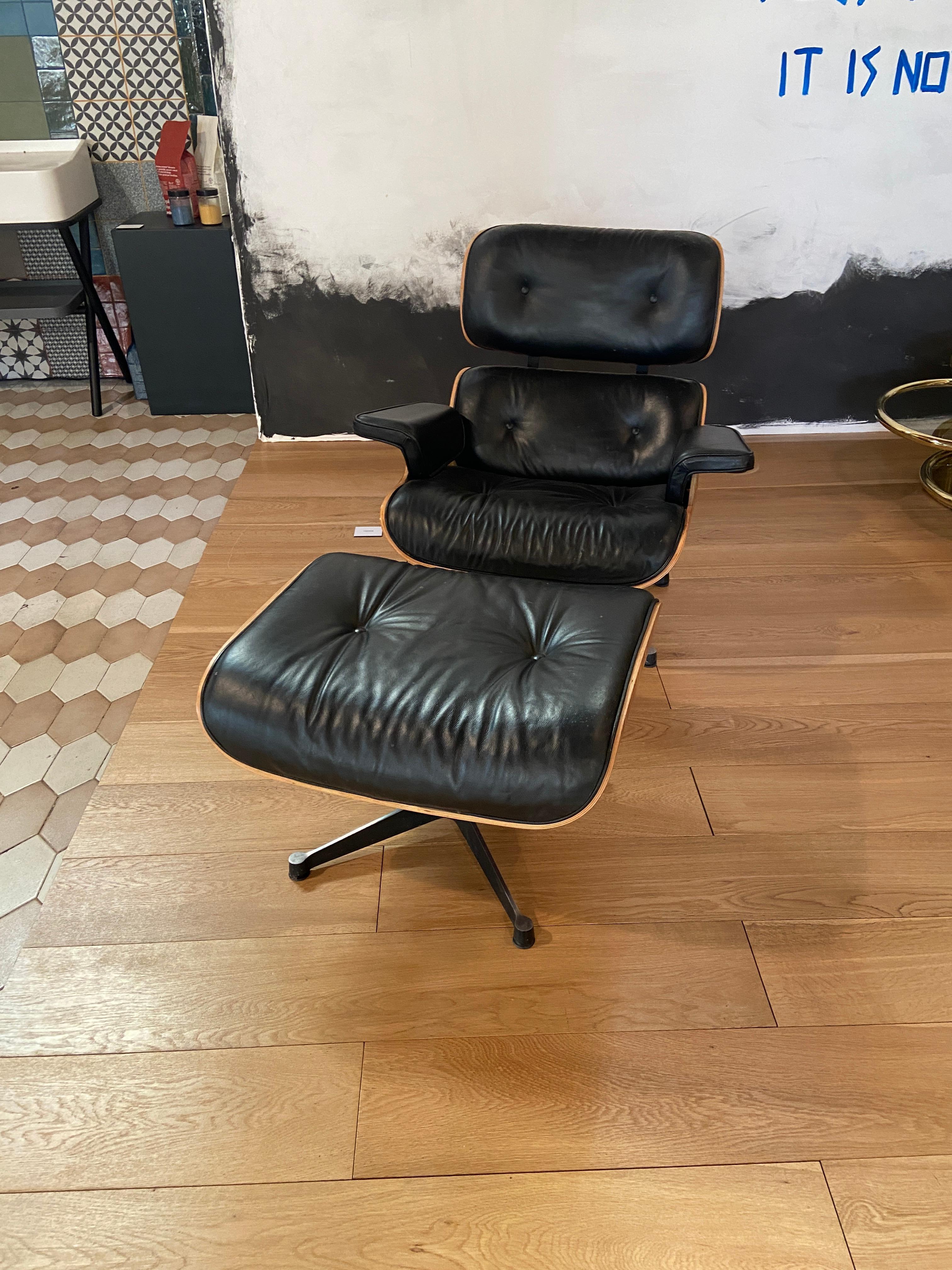 Vintage Eames style lounge chair with its ottoman.
Size: Lounge chair: cm. 89 x 81 x H 83 (seat height cm.38)
Ottoman: cm. 66 x 56 x H 40.