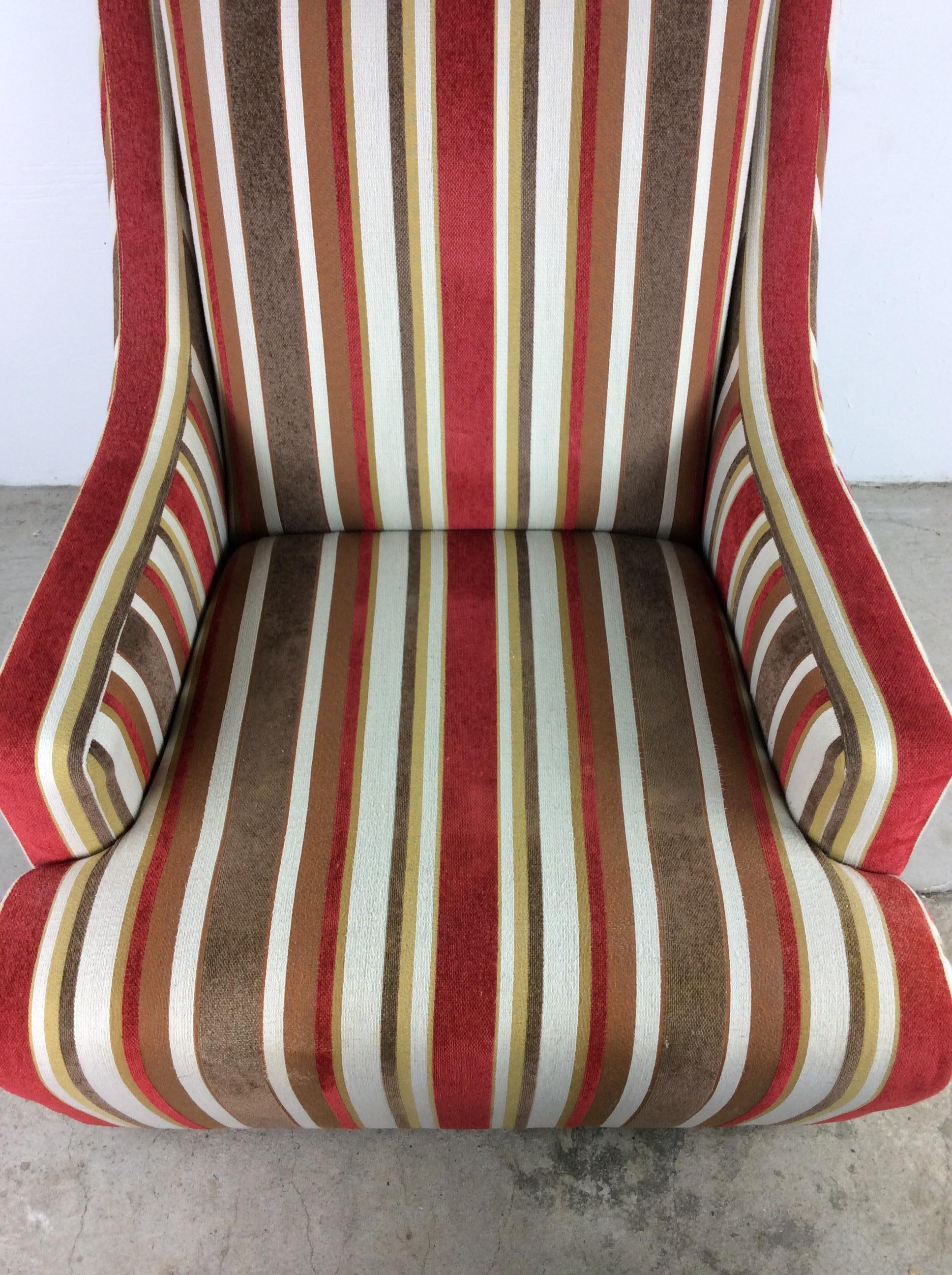 Mid Century Modern Lounge Chair with Swivel Base In Good Condition For Sale In Freehold, NJ