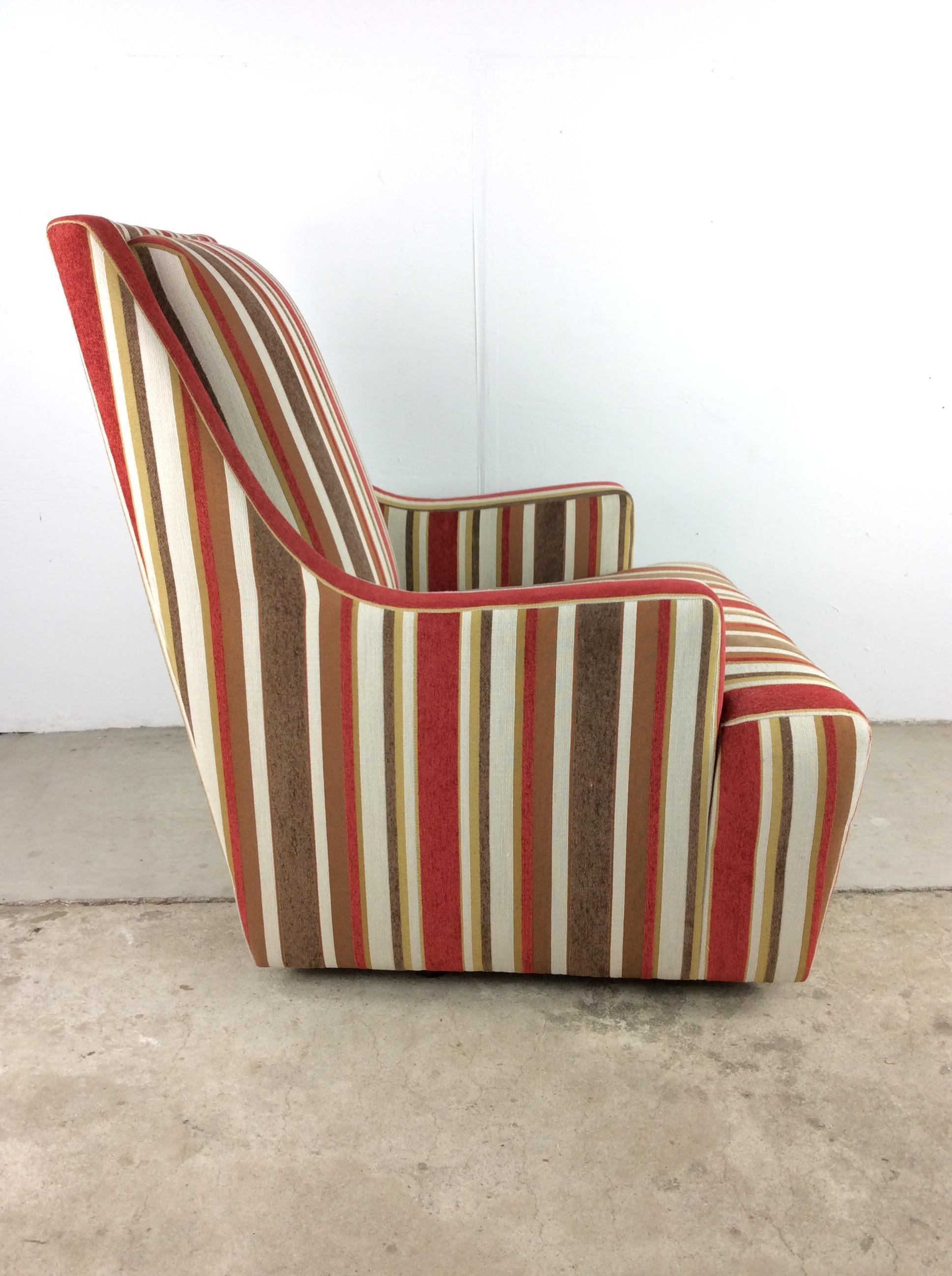 20th Century Mid Century Modern Lounge Chair with Swivel Base For Sale