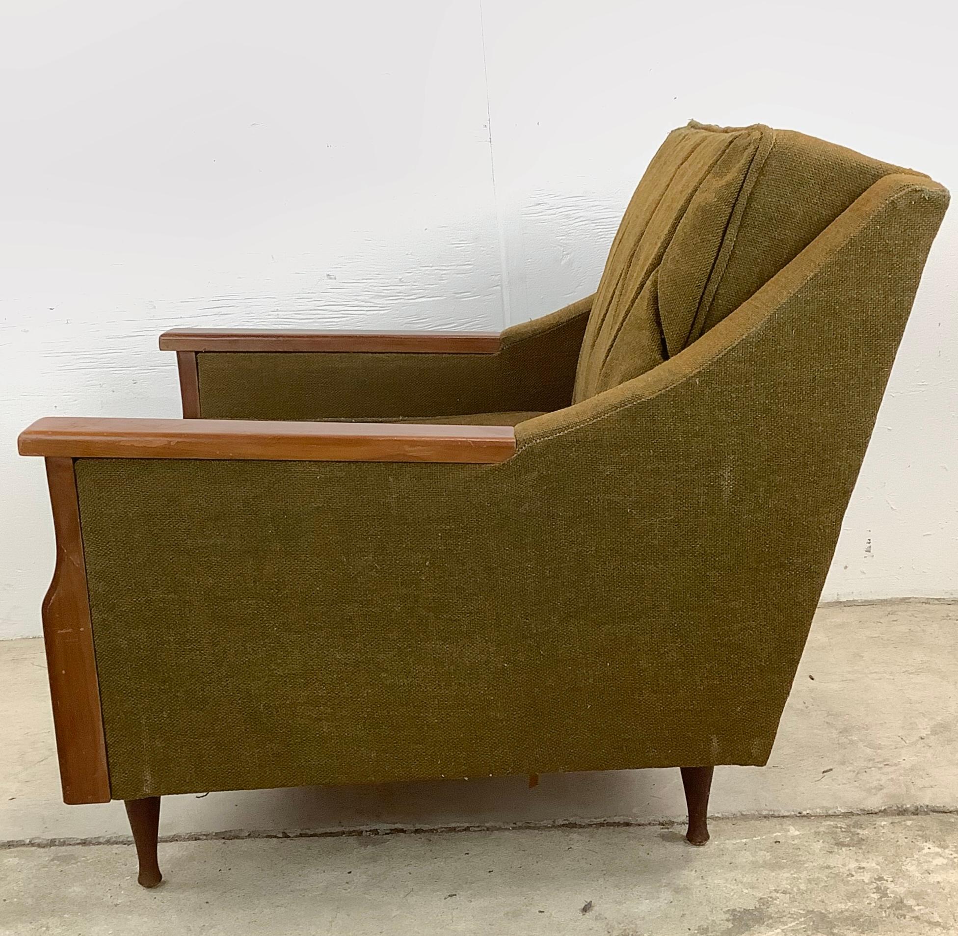 Mid-Century Modern Lounge Chair With walnut arms In Good Condition For Sale In Trenton, NJ