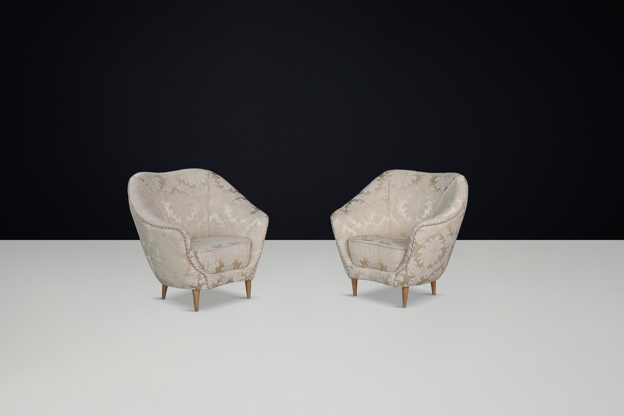 Mid-Century Modern Lounge Chairs by Federico Munari in Original Champagne Upholstery, Italy, 1950s 

This beautiful pair of mid-century lounge chairs, crafted by the acclaimed Italian designer Federico Munari in the 1950s, radiates a captivating