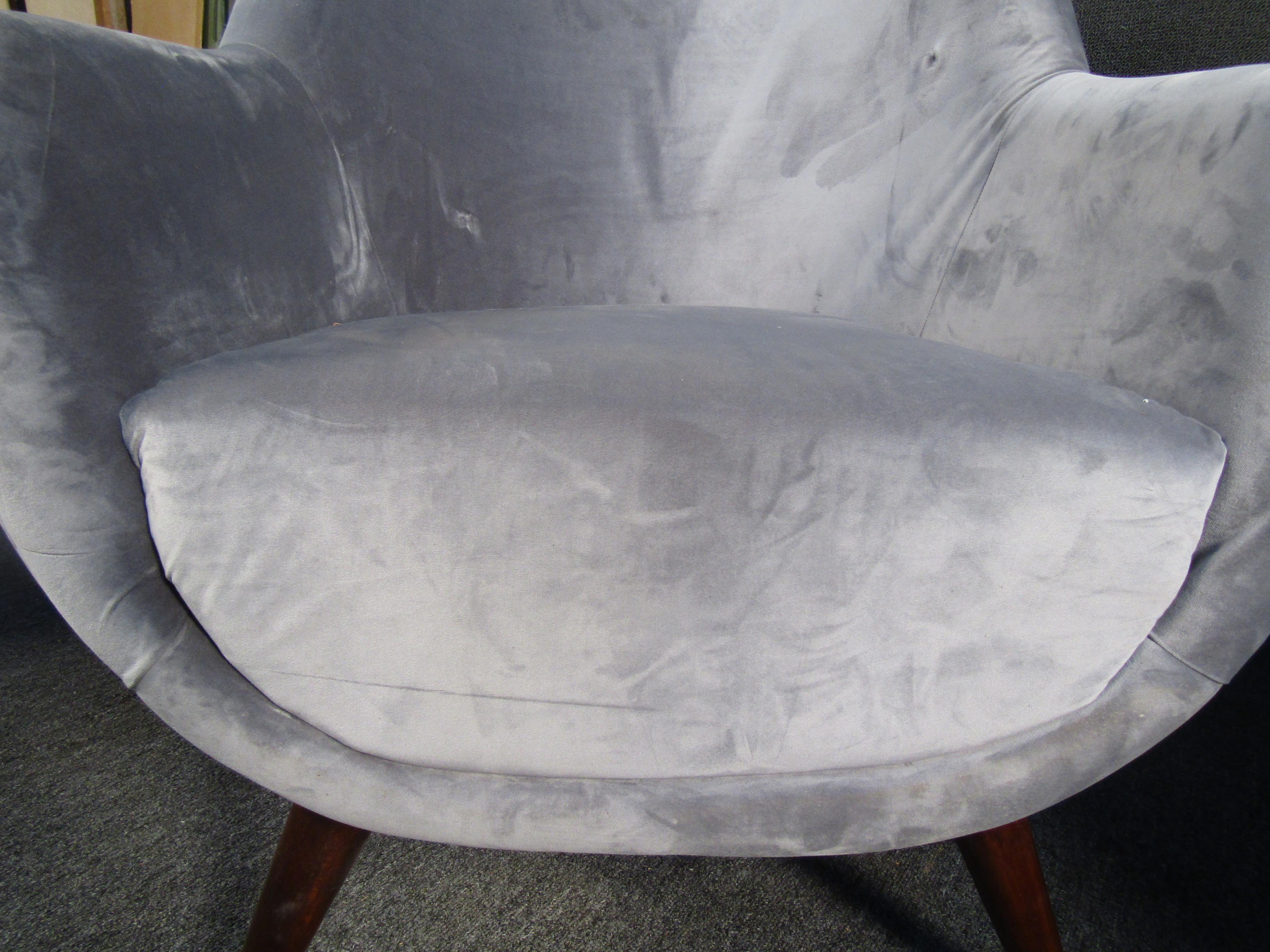 Mid-Century Modern Lounge Chairs For Sale 1