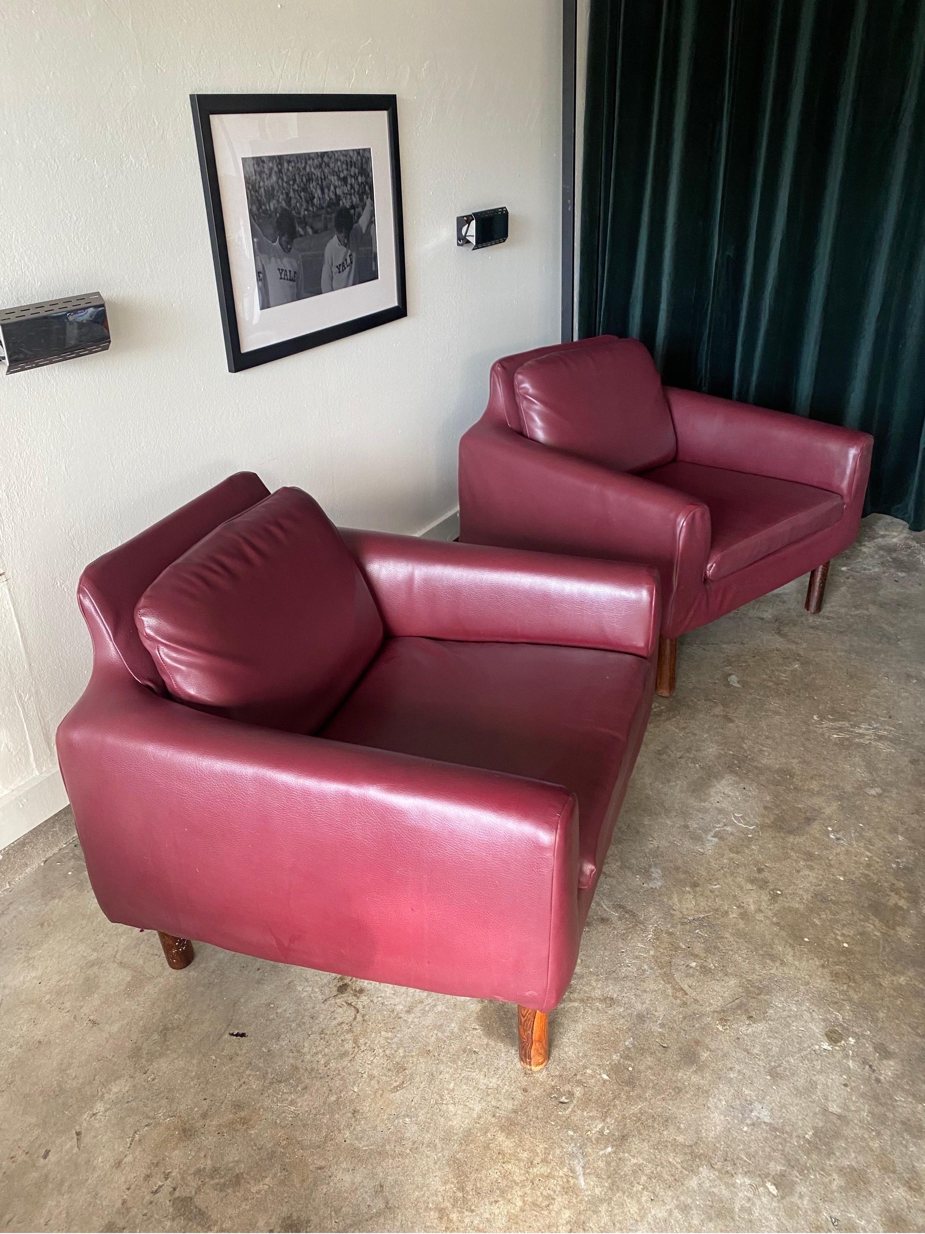 Mid Century Modern Lounge Chairs in a Maroon Leather In Good Condition For Sale In Houston, TX